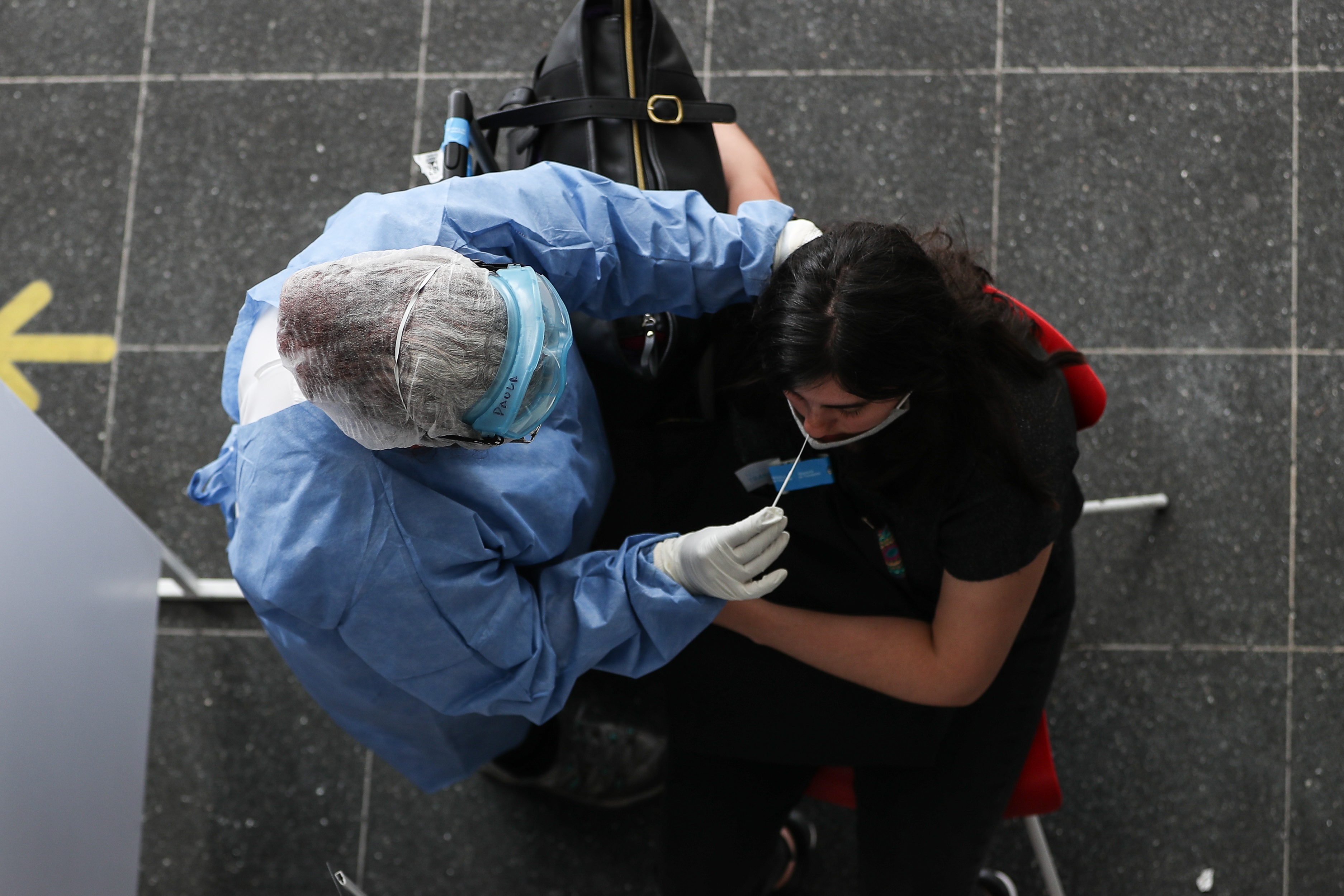 Una persona del personal sanitario realiza una prueba de coronavirus en Buenos Aires 
