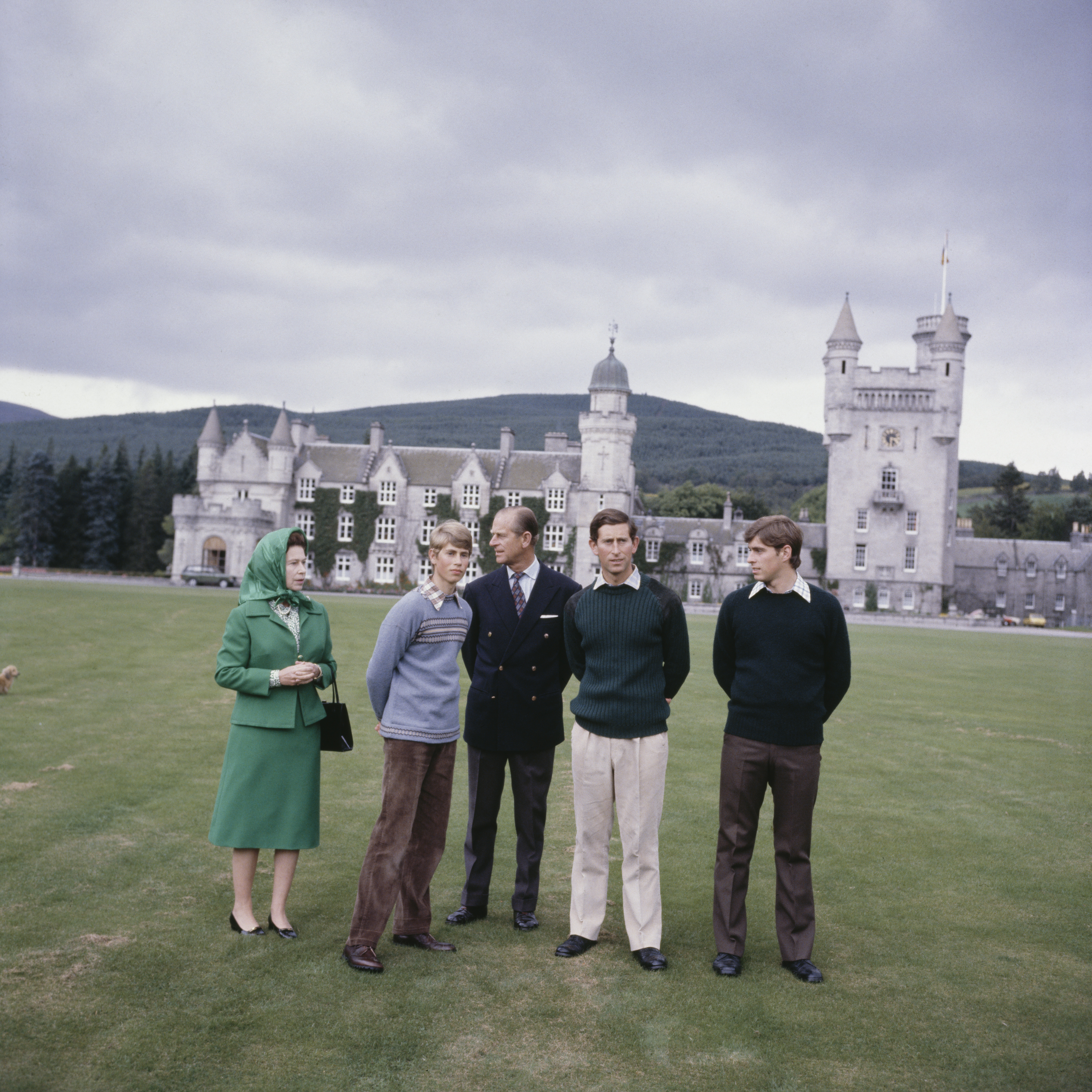 Foto de archivo: La reina Isabel II con el príncipe Felipe, el Duque de Edimburgo (1921 - 2021) y sus hijos el príncipe Eduardo (segundo desde la izquierda), el príncipe Carlos (segundo desde la derecha) y el príncipe Andrés (derecha) en los terrenos del Castillo de Balmoral en Escocia, Reino Unido, el 20 de septiembre de 1979. (Foto de Keystone/Hulton Archive/Getty Images)