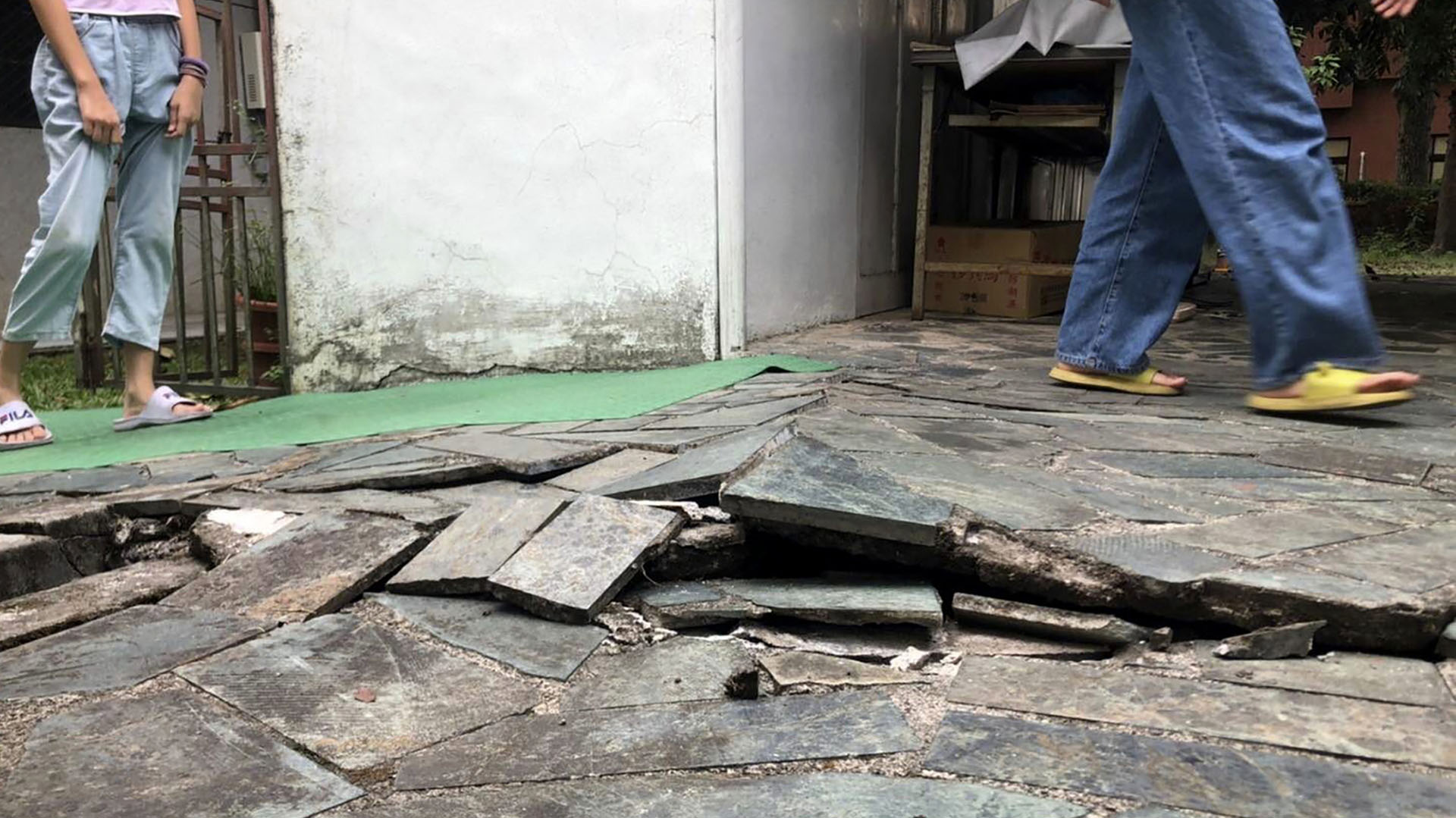Esta foto proporcionada por la Iglesia Presbiteriana del Monte Carmelo muestra el pavimento dañado fuera de la iglesia. (La Iglesia Presbiteriana del Monte Carmelo Iglesia vía AP)
