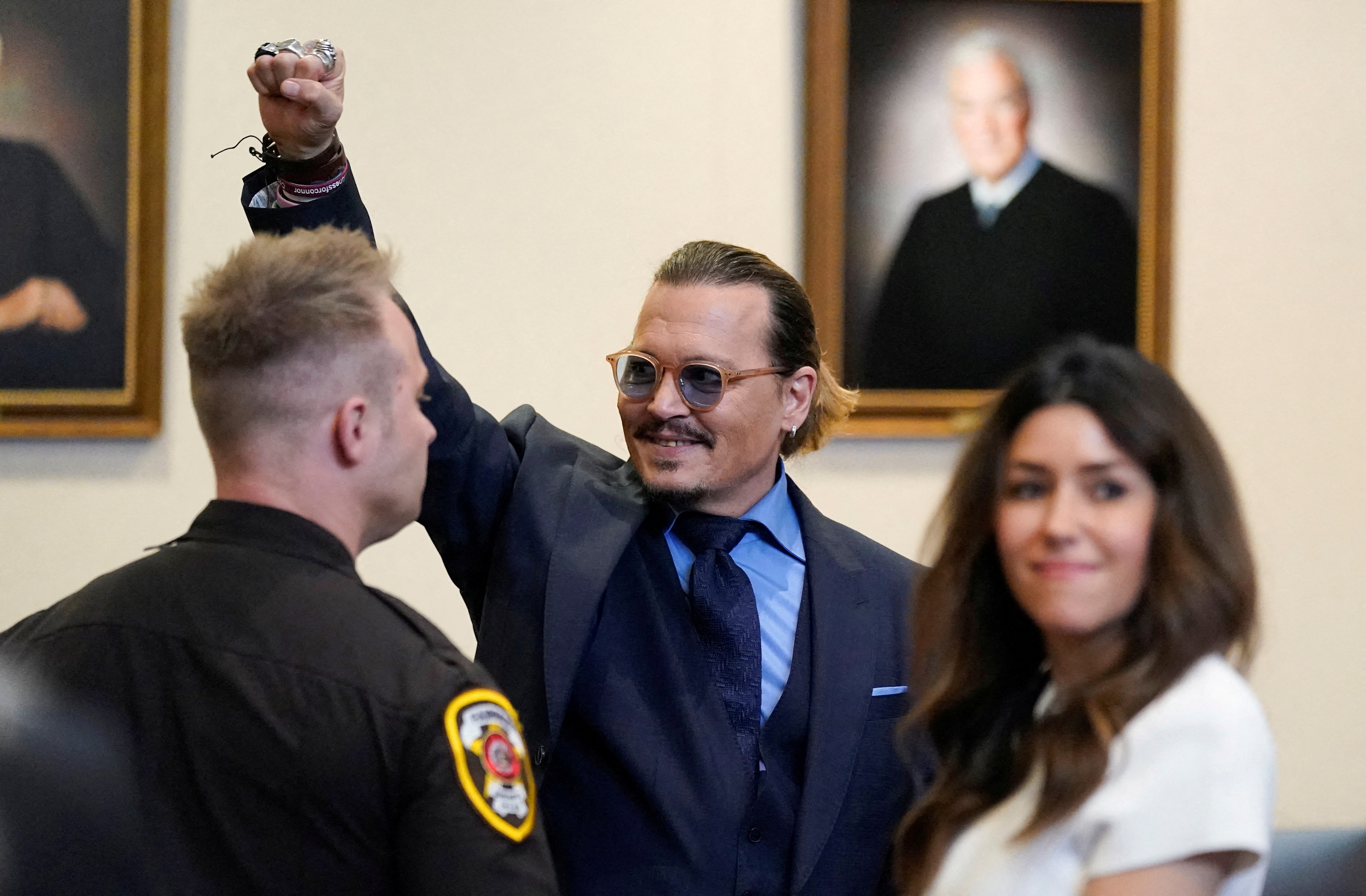 El actor Johnny Depp en la corte después de los argumentos finales durante su caso de difamación contra la ex esposa Amber Heard, en la sala del tribunal del circuito del condado de Fairfax, Virginia, 27 de mayo de 2022 (Reuters)