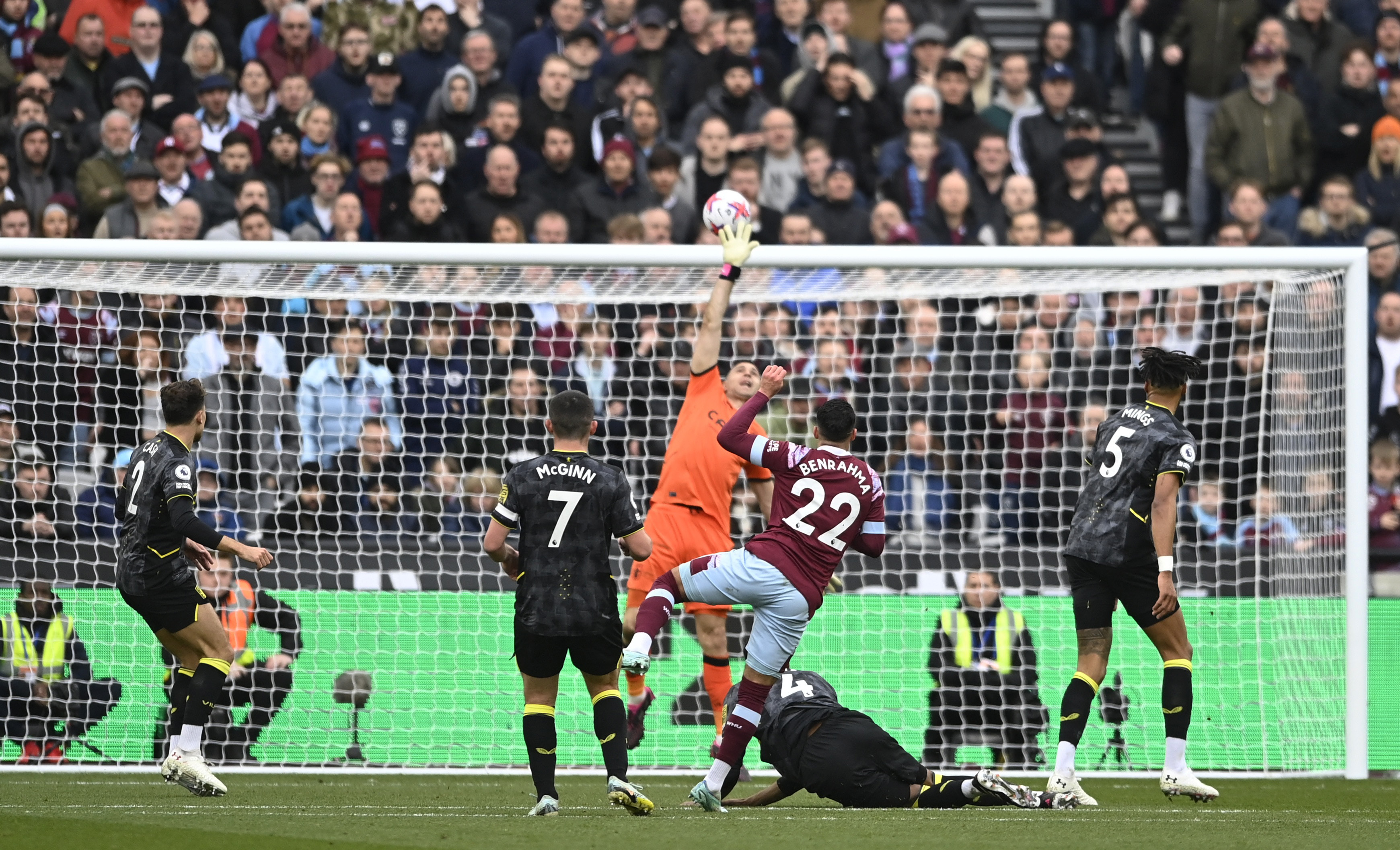 Una de las voladas de Emiliano Martínez en el empate frente al West Ham (Foto: Reuters)