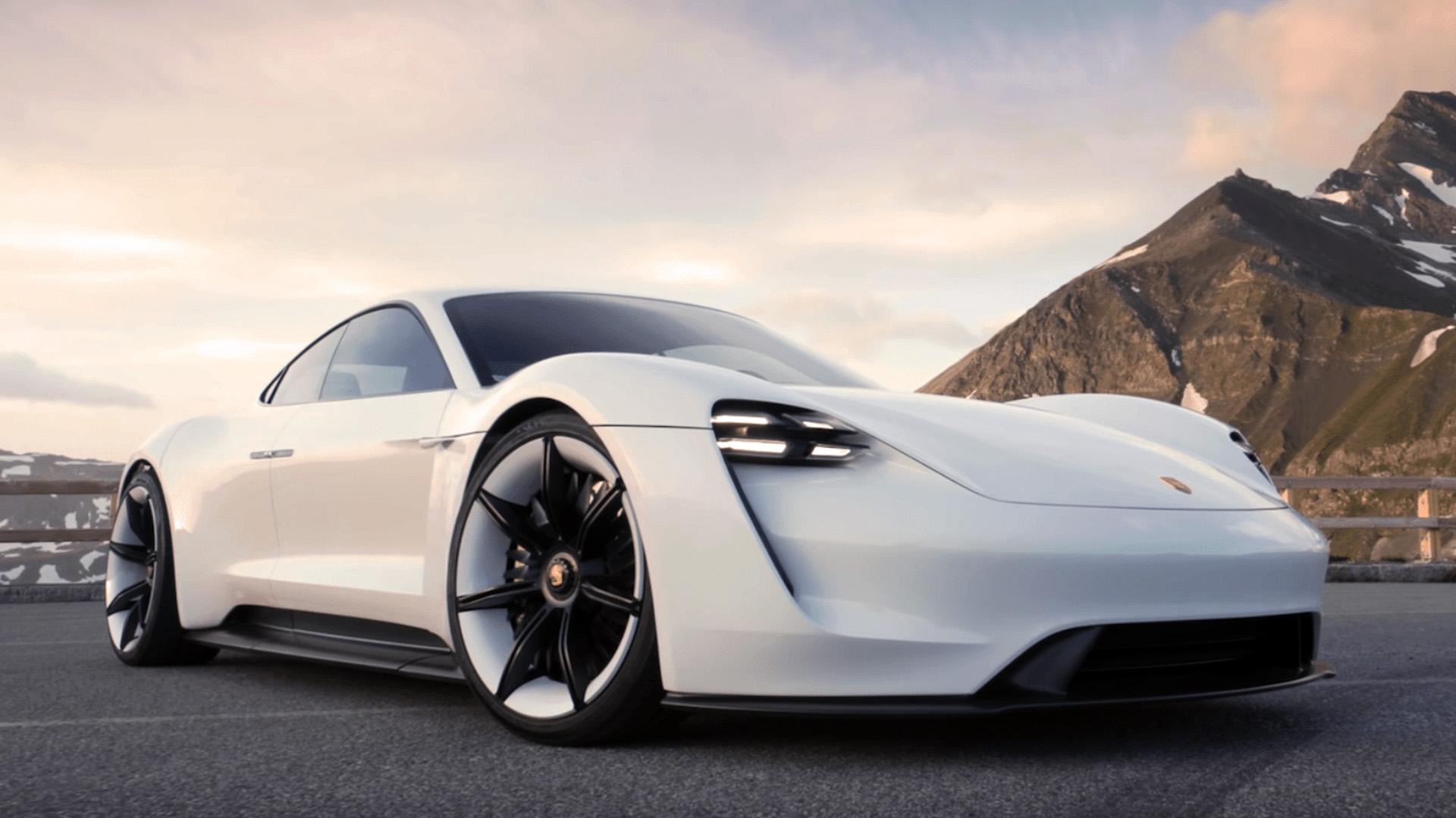 Que Porsche desarrolle un turbo eléctrico no significa detener el crecimiento de los modelos a batería, como el impresionante Taycan, un éxito total en su primer año
