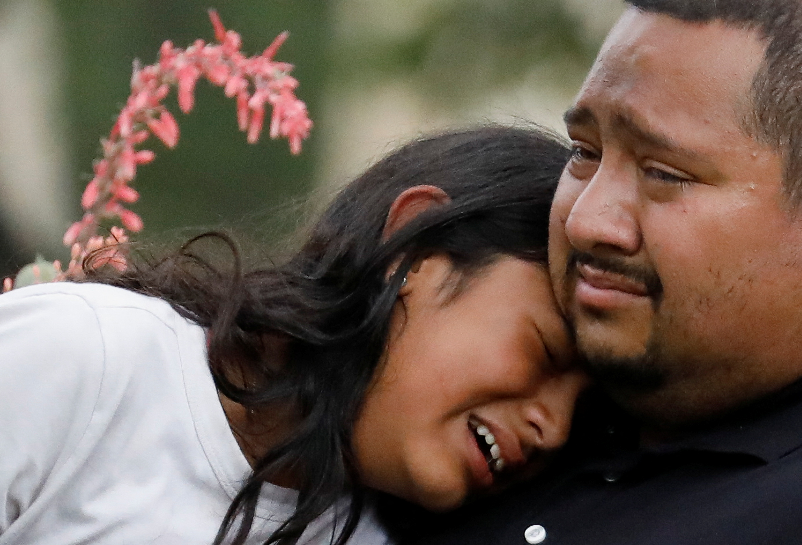 Un padre abraza a su hija en la periferia de la primaria de Uvalde, Texas (Foto: Reuters / Marco Bello)