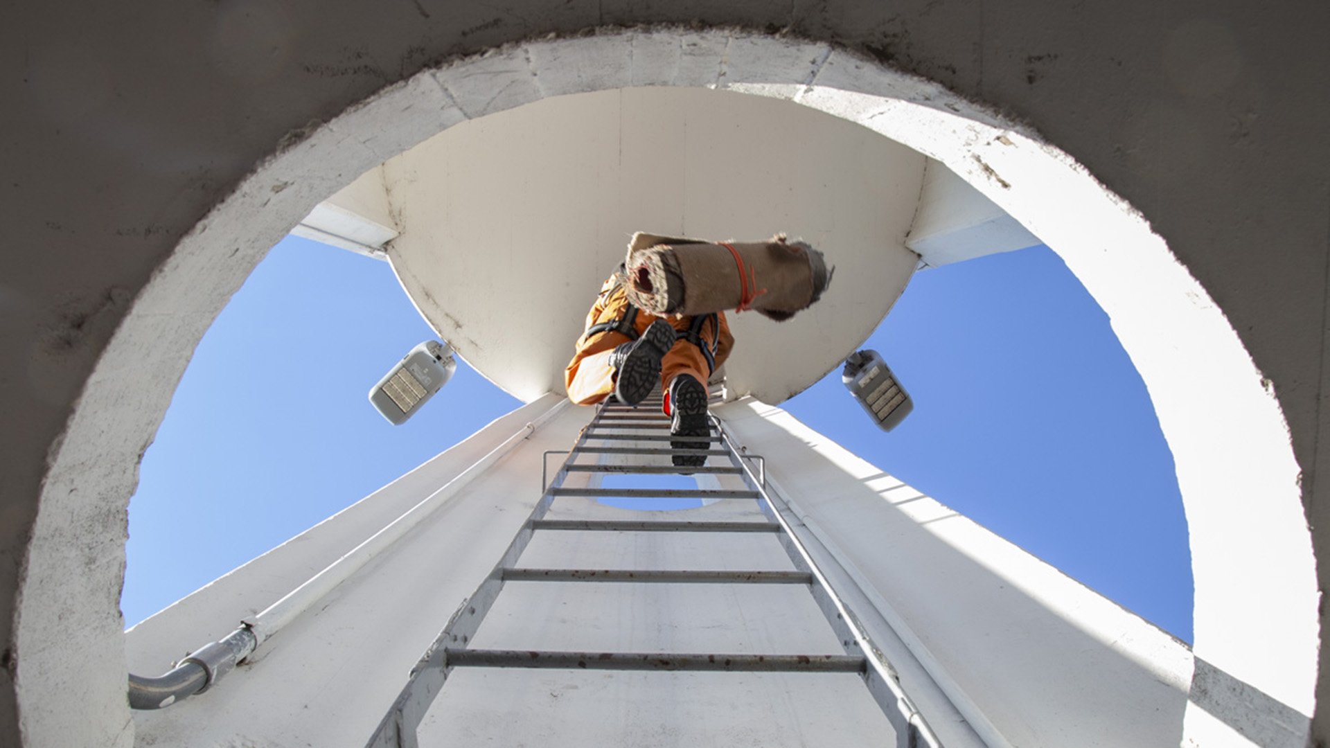 Un integrante del GER con su uniforme naranja en un ejercicio de rescate en altura