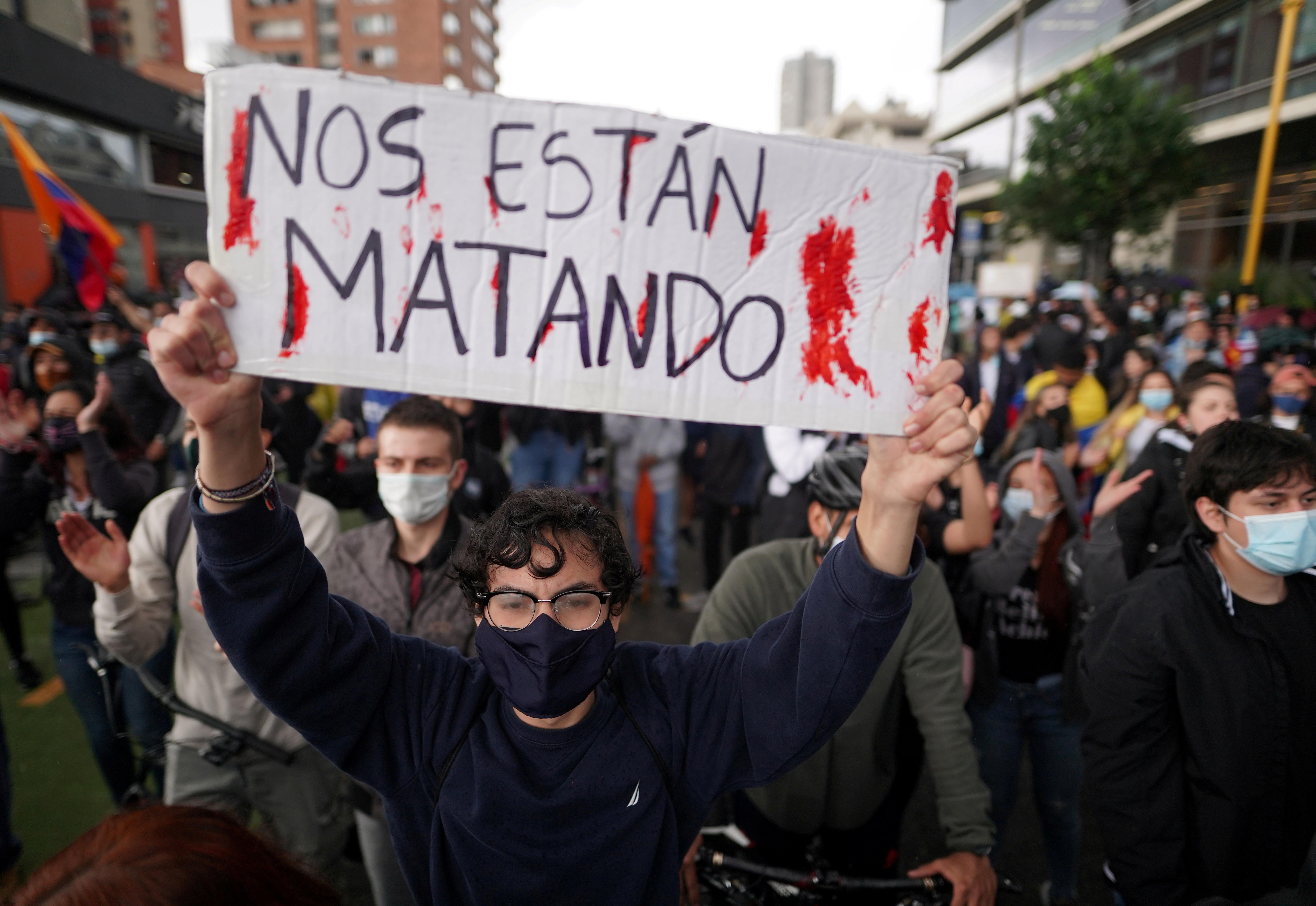 Un manifestante sostiene un cartel en el que se lee "Nos están matando", durante una protesta en Bogotá, Colombia, el 4 de mayo de 2021 (Reuters/ Nathalia Angarita)