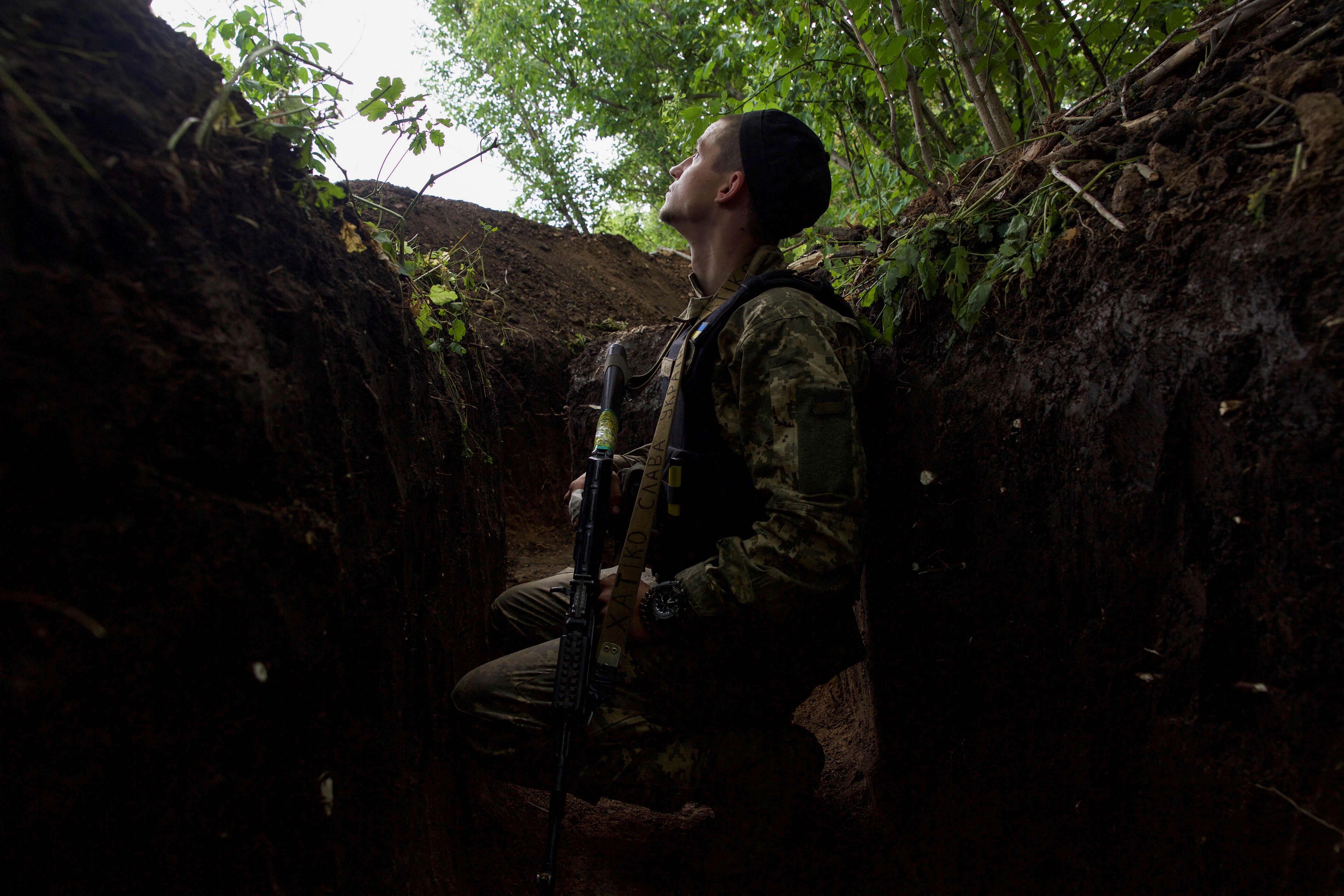 Un soldado ucraniano observa desde una trinchera en el frente defensivo (REUTERS/Anna Kudriavtseva/Archivo)