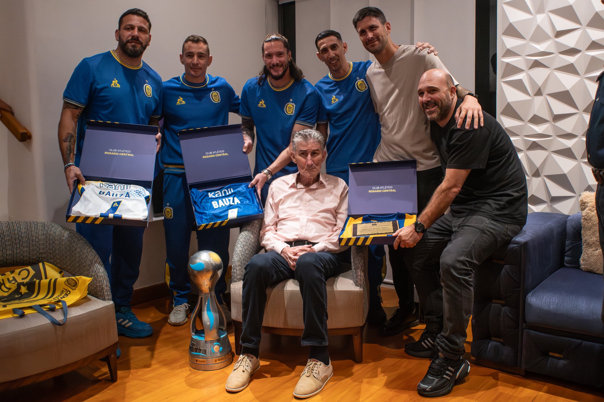 Las im&aacute;genes de la emotiva visita del plantel de Rosario Central al Pat&oacute;n Bauza y el conmovedor discurso de Marco Ruben