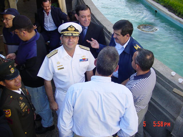 En la foto se aprecia al contralmirante Comisso mirando a la cámara junto al general Pedro Pereira de la Aviación