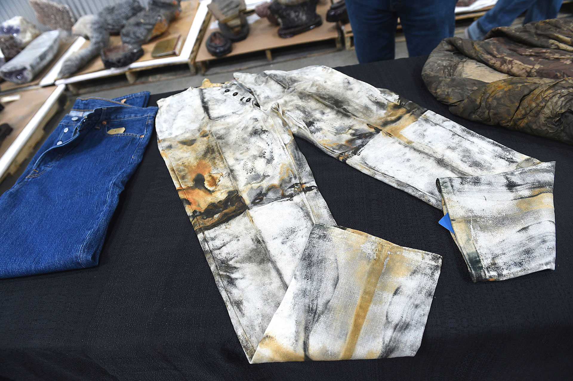 ARCHIVO - Un par de pantalones de trabajo, posiblemente hechos por o para Levi Strauss (Jason Bean / The Reno Gazette-Journal a través de AP, archivo)


