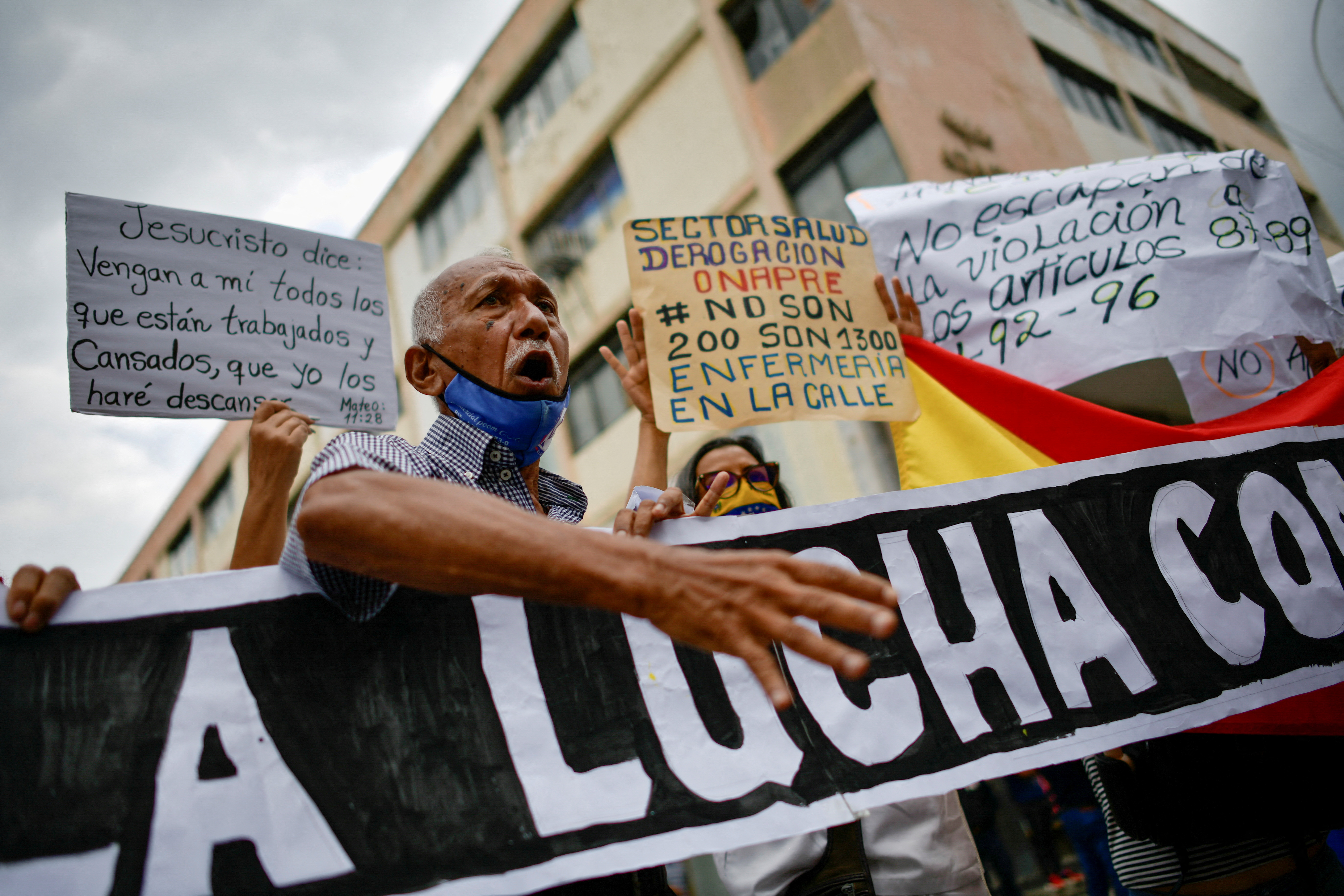 Alrededor de 300 trabajadores públicos activos y jubilados de Venezuela protestaron en Caracas (REUTERS/Gaby Oraa/Archivo)