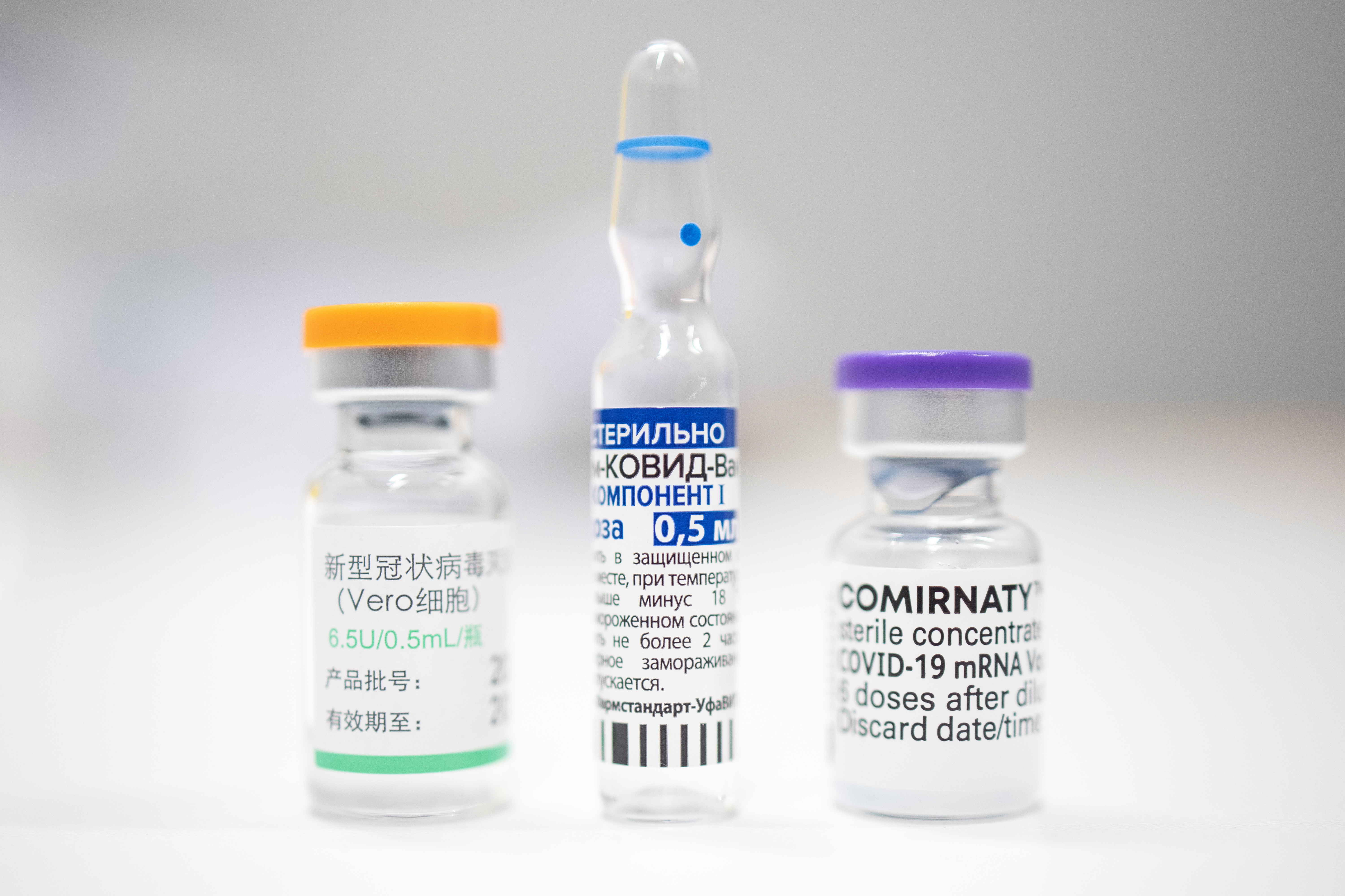 La combinación a veces supera a dos inyecciones de la misma vacuna REUTERS/Marko Djurica