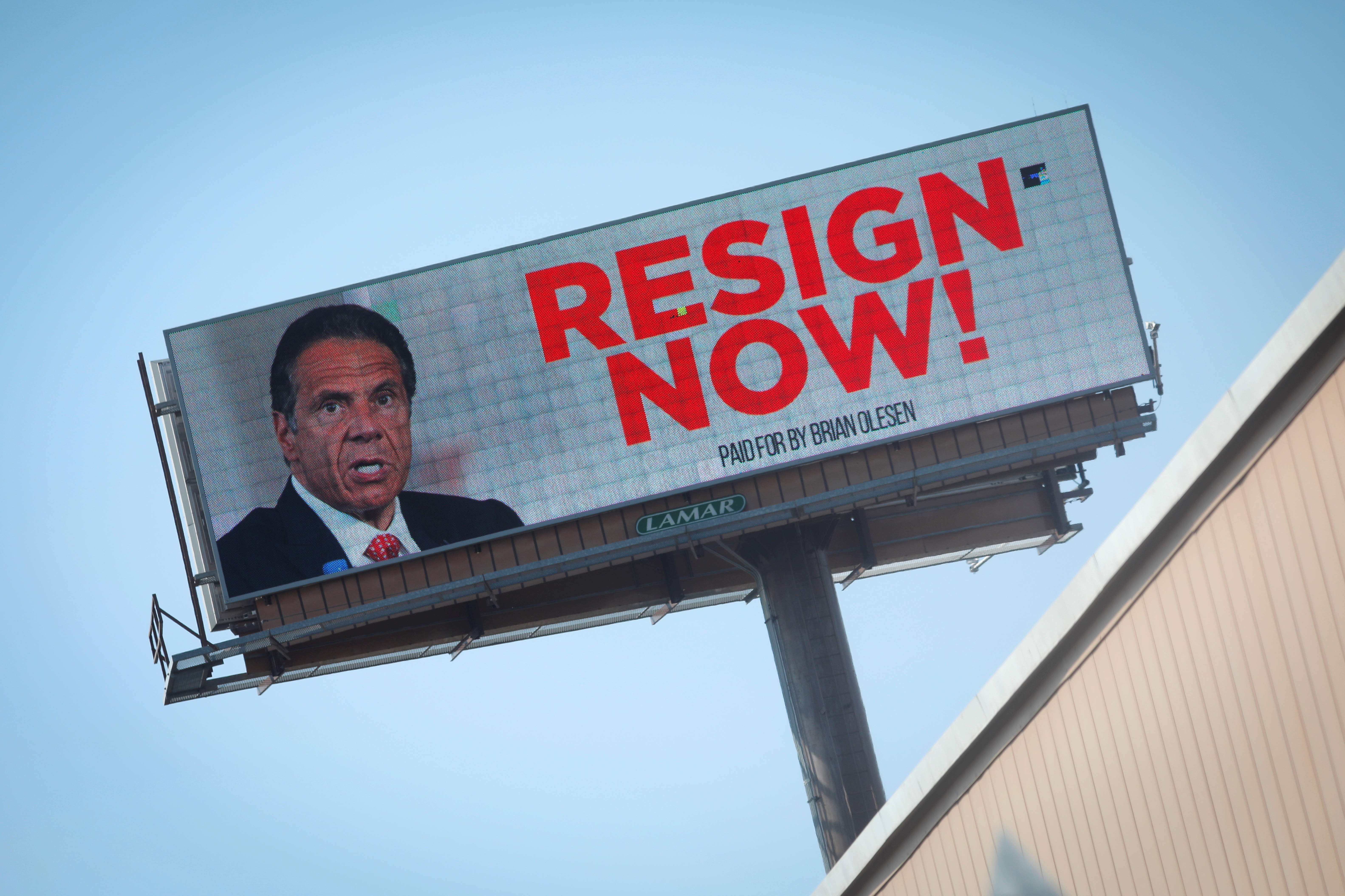 Un cartel publicitario exige la renuncia de Cuomo en Albany, Nueva York (Reuters)