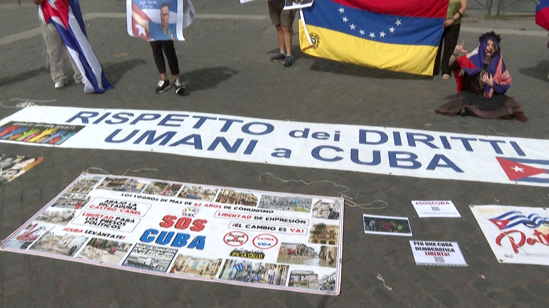 "Respeto a los derechos humanos en Cuba" y "SOS Cuba" fueron algunos de los mensajes que se leyeron en las pancartas de los manifestantes