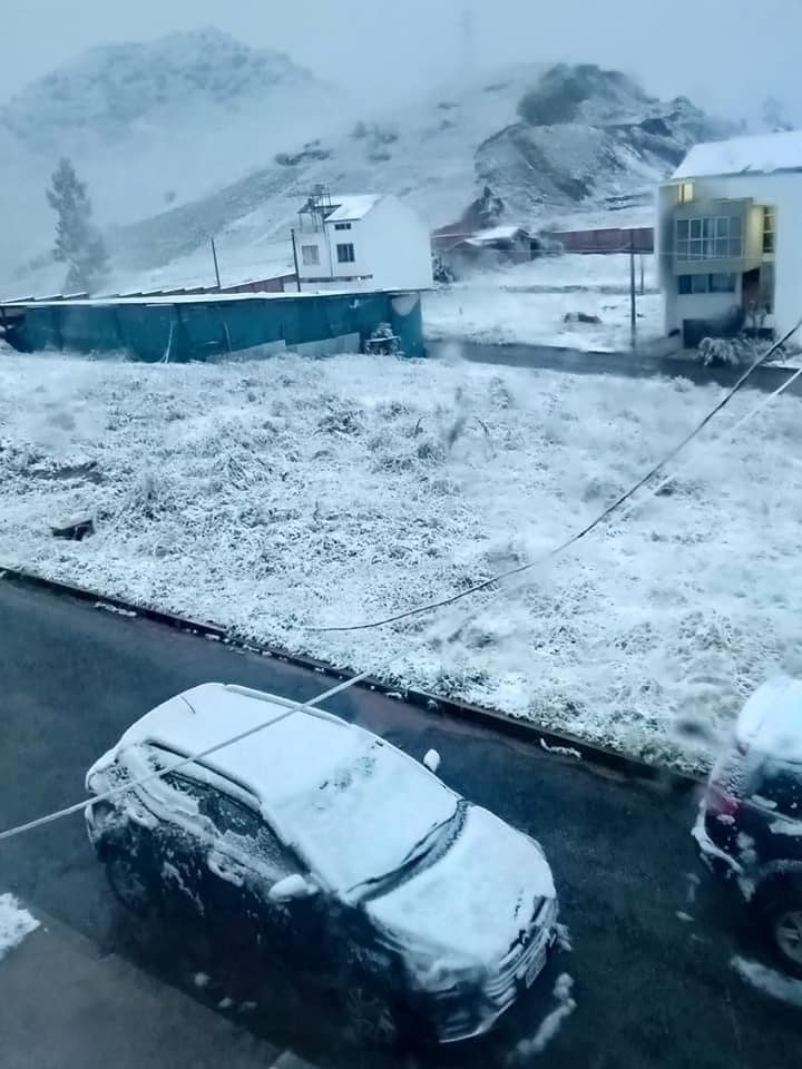 Varios vehículos han quedado completamente cubiertos de nieve por esta caída inusual.