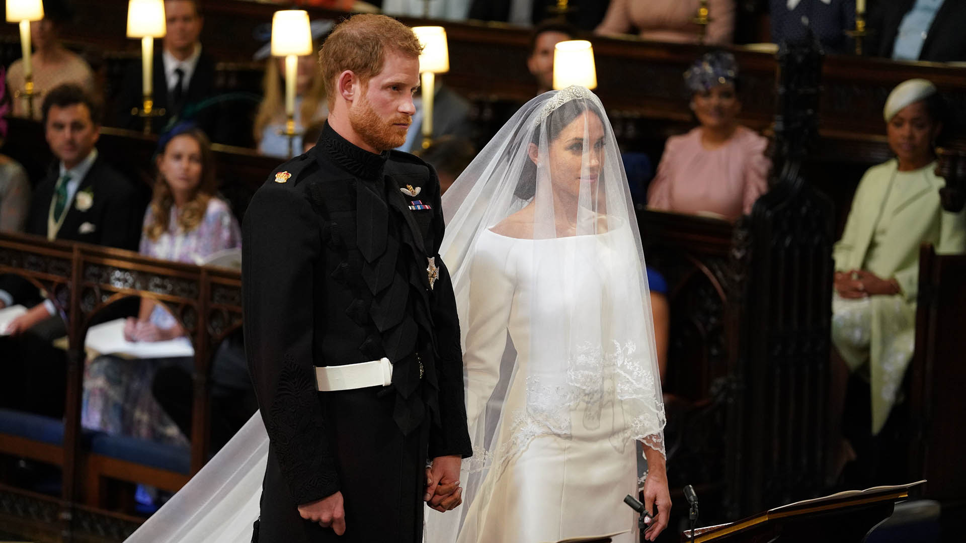 El príncipe Harry, nieto de Isabel II de Inglaterra, y su esposa Meghan Markle en la capilla de San Jorge, en el castillo de Windsor. Era el 19 de mayo de 2018  (AFP)