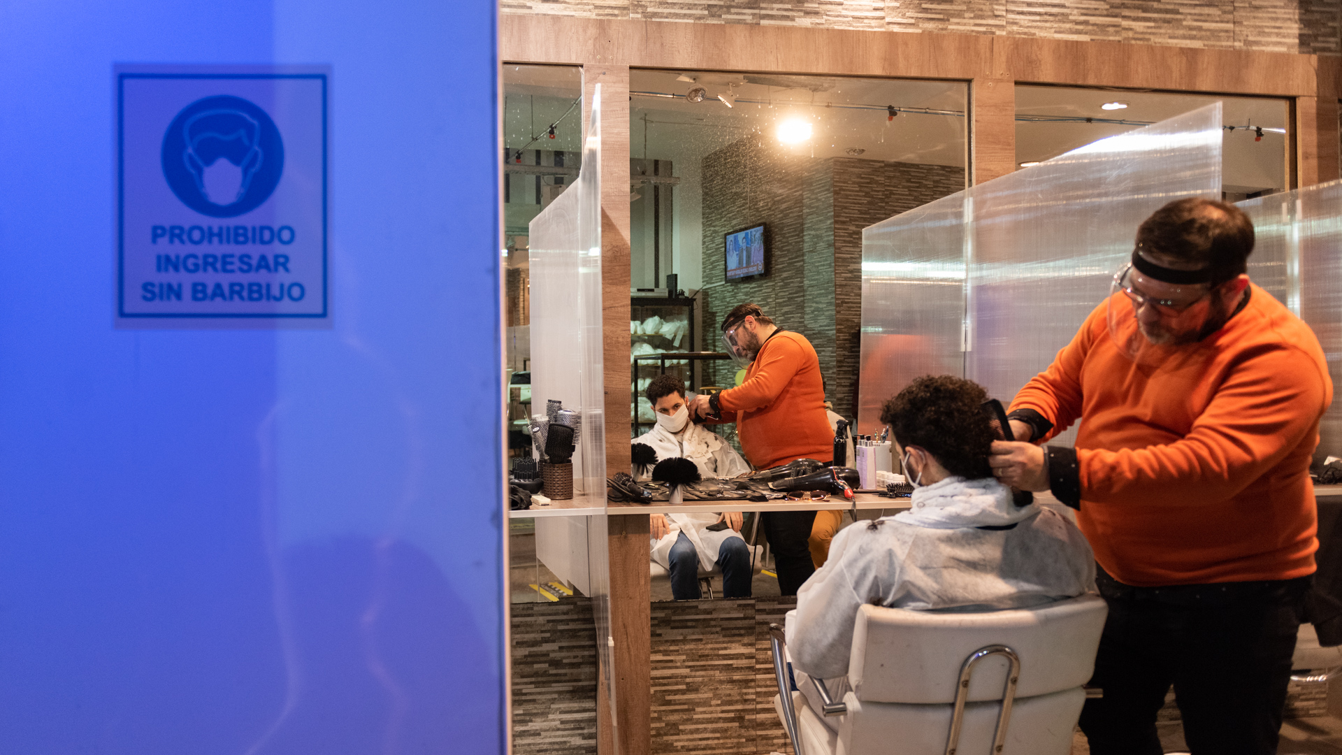 Durante el servicio todas las personas dentro del local deben usar máscaras y guantes. Otros elementos de protección quedarán a criterio de cada salón o peluquero.