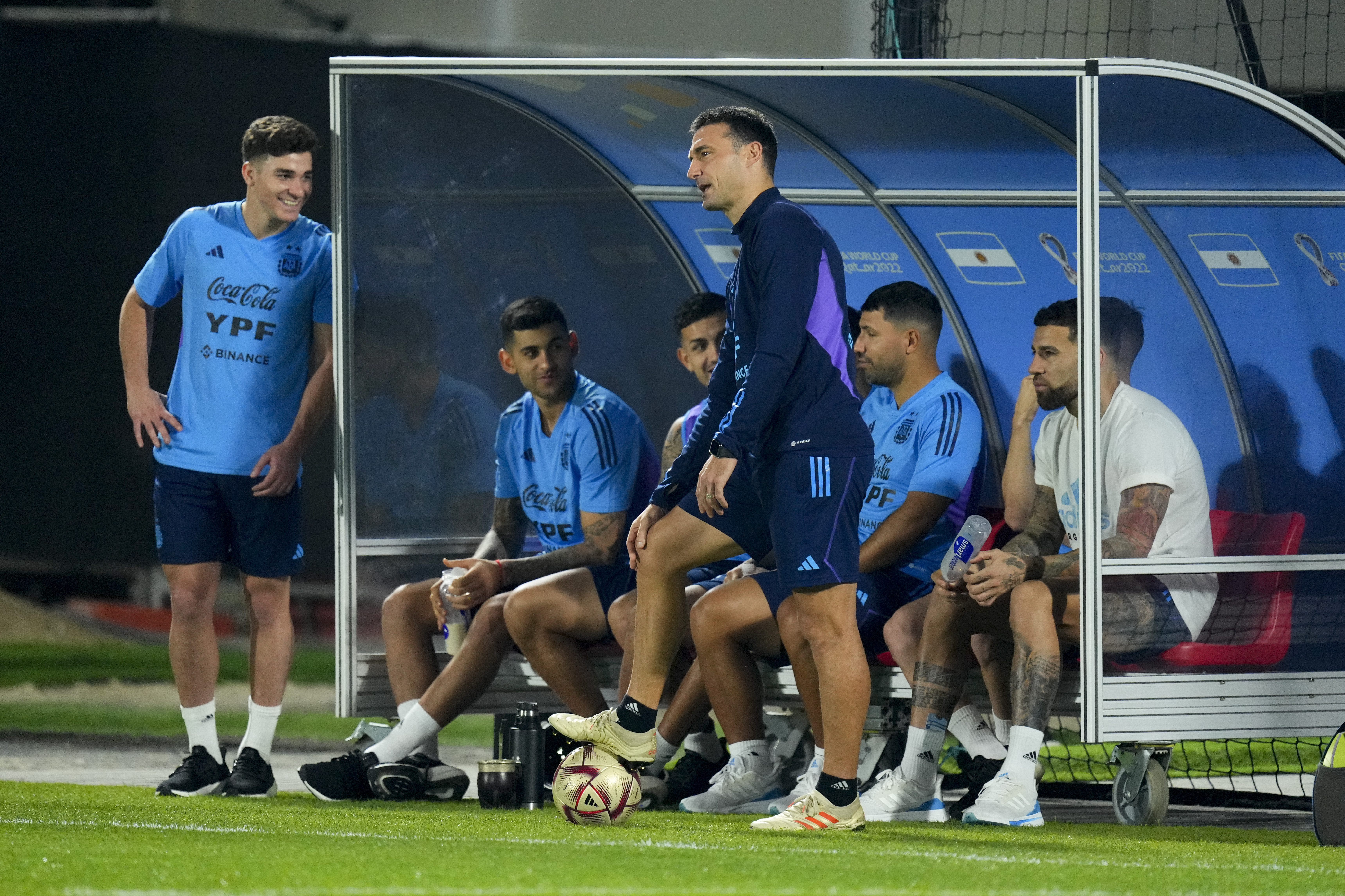 El técnico de Argentina Lionel Scaloni pisa el balón durante un entrenamiento, el jueves 15 de diciembre de 2022, en Doha, Qatar. Argentina enfrentará a Francia el domingo.(AP Foto/Natacha Pisarenko)