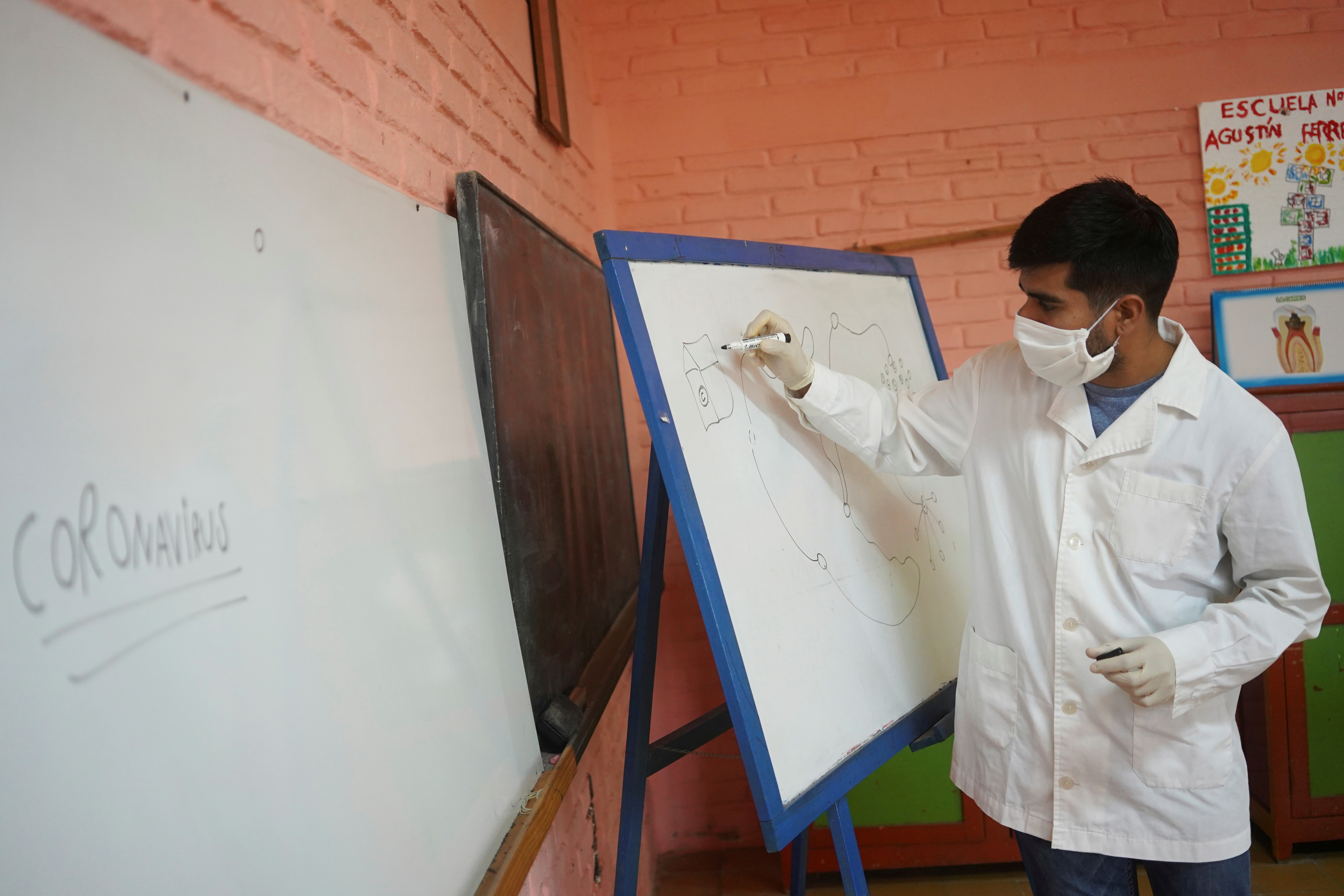 El profesor Sergio Ferrao da una lección sobre el coronavirus a sus alumnos de la Escuela rural 30, que ha reanudado las clases después de un mes de receso en San José, Uruguay (REUTERS/Mariana Greif)