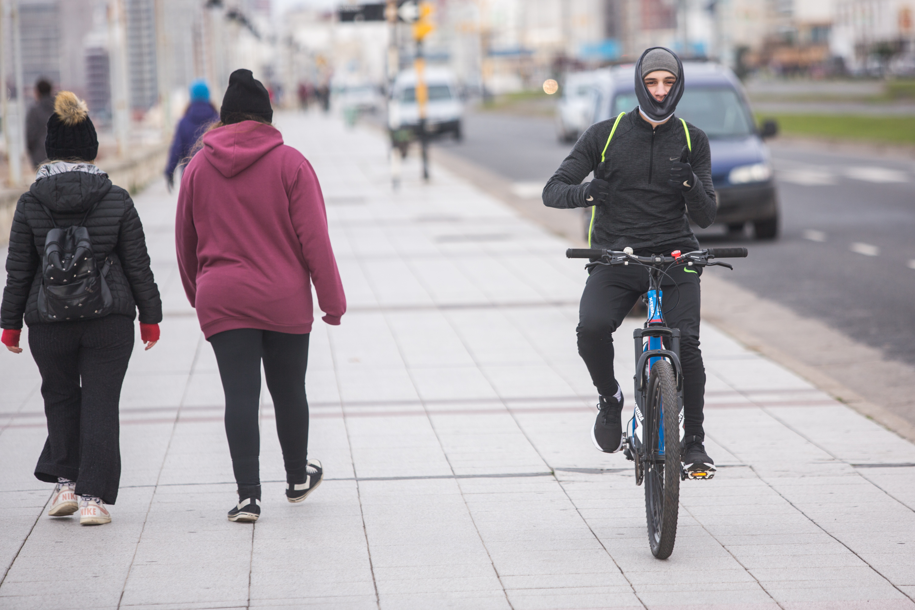Caminata y bicicleta, dos de las actividades autorizadas. Para cumplir con las normas, deben usar cuellos deportivos o duffs.