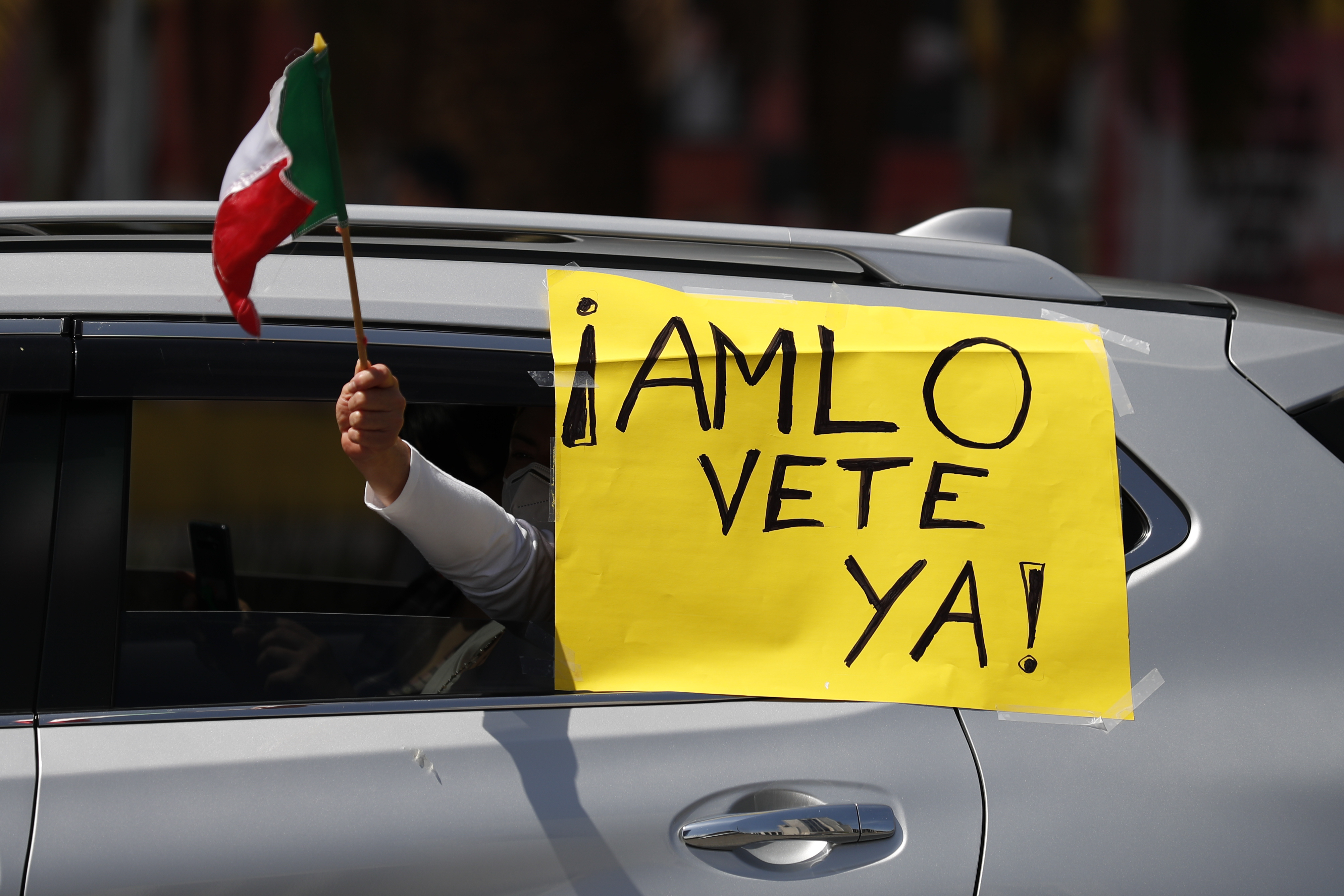 ¡AMLO vete ya! se lee en el letrero de un vehículo. (Foto: AP / Rebecca Blackwell)