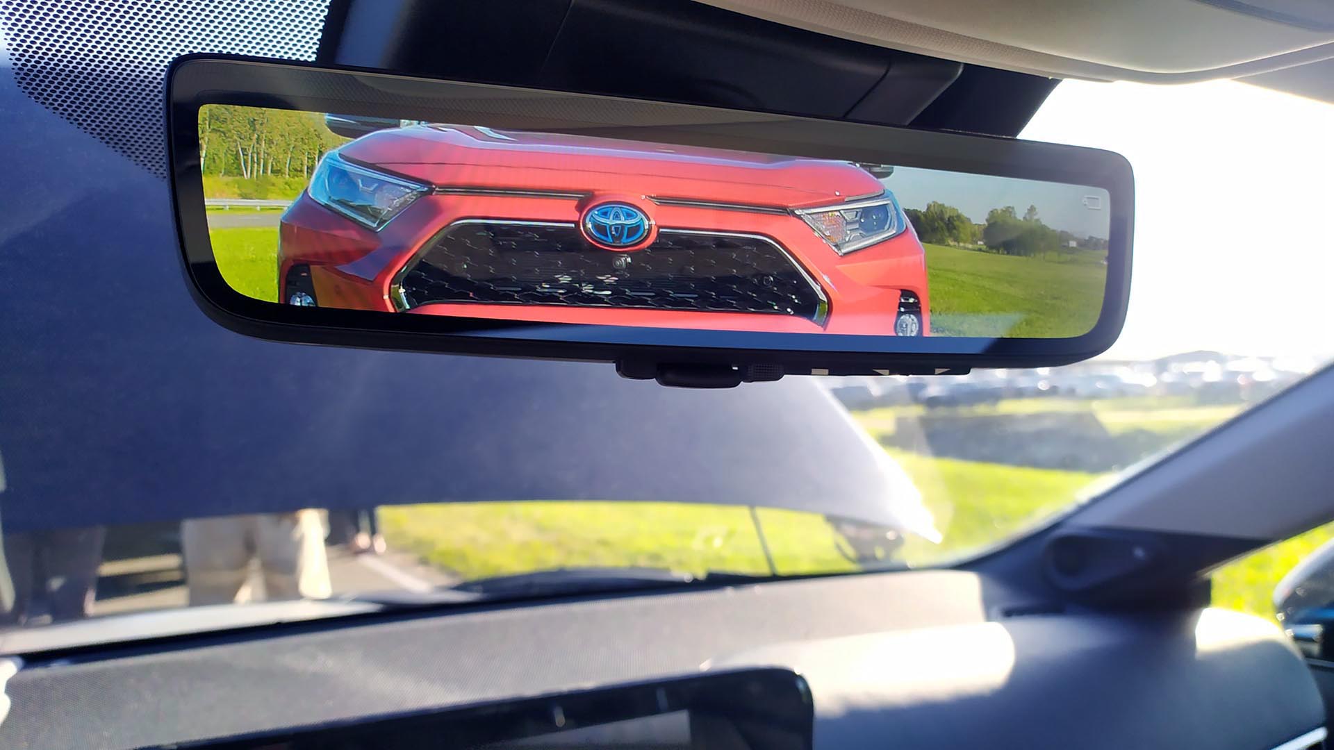 El espejo retrovisor también se empieza a convertir en una pantalla. En central interior del Toyota Mirai es un caso. A primer golpe de vista, no parece un espejo, requiere acostumbrarse a ver una cámara en ese sitio