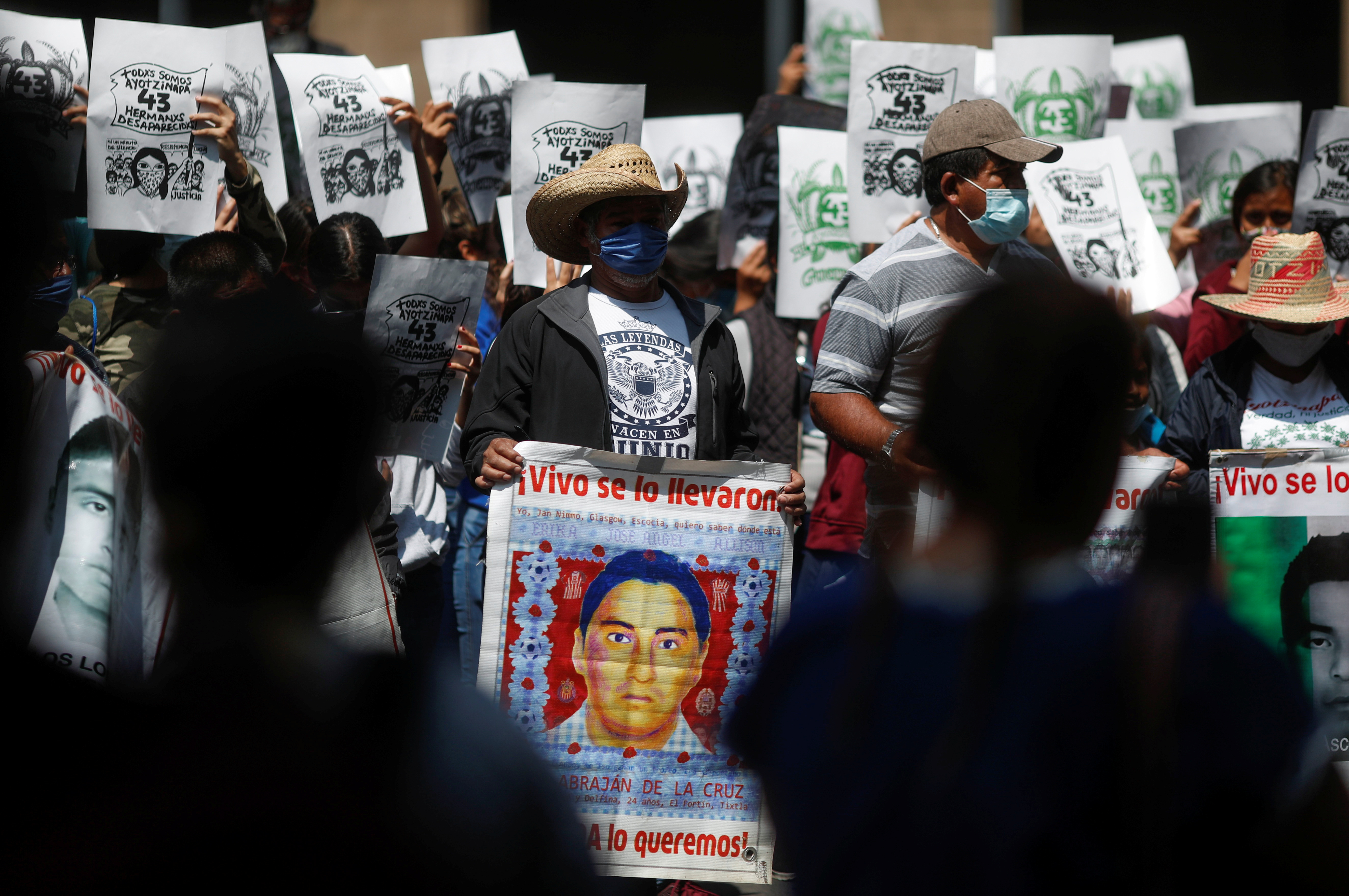 Familiares de estudiantes desaparecidos sostienen carteles durante una protesta frente a la Corte Suprema de Justicia, antes del sexto aniversario de la desaparición de 43 estudiantes de la Escuela Normal Rural de Ayotzinapa, en la Ciudad de México, México 23 de septiembre de 2020.