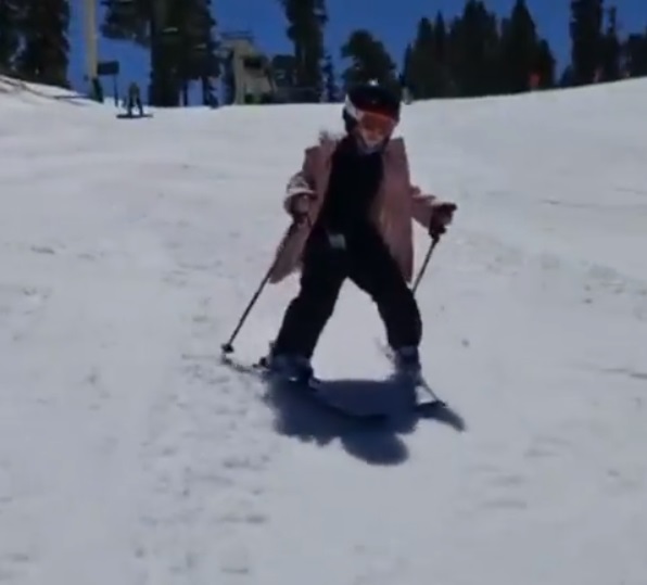 Aitana Derbez domina los esquís 
(Foto: @alexrosaldo/Instagram)