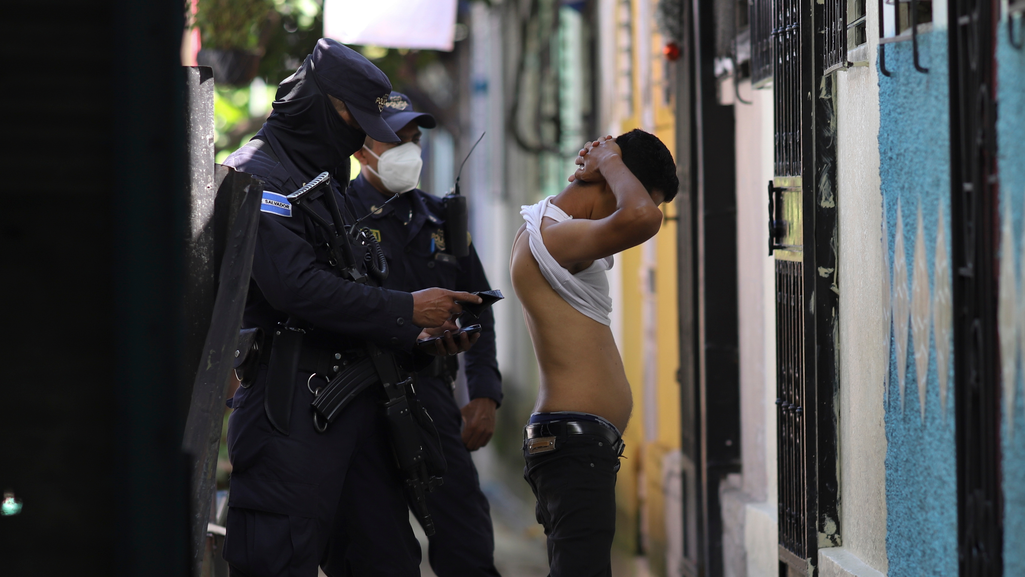 El lado B de la guerra contra las pandillas de Bukele en El Salvador: amenazas, abusos y miedo a las autoridades