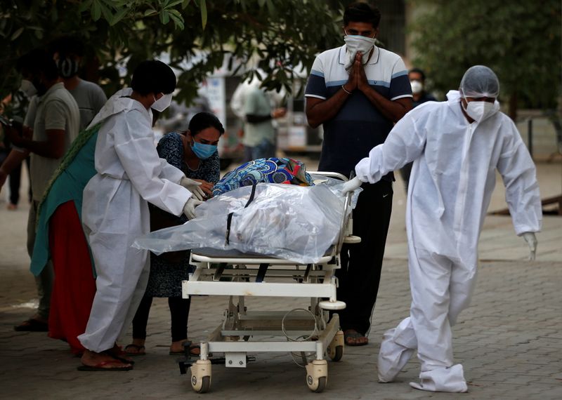 Familiares sollozan al ver el cuerpo de uno de sus parientes, mientras es retirado de un hospital de Ahmedabad, en India, en medio de la segunda ola de COVID-19 que golpea a la nación de 1.400 millones de habitantes. Abril 26, 2021. REUTERS/Amit Dave