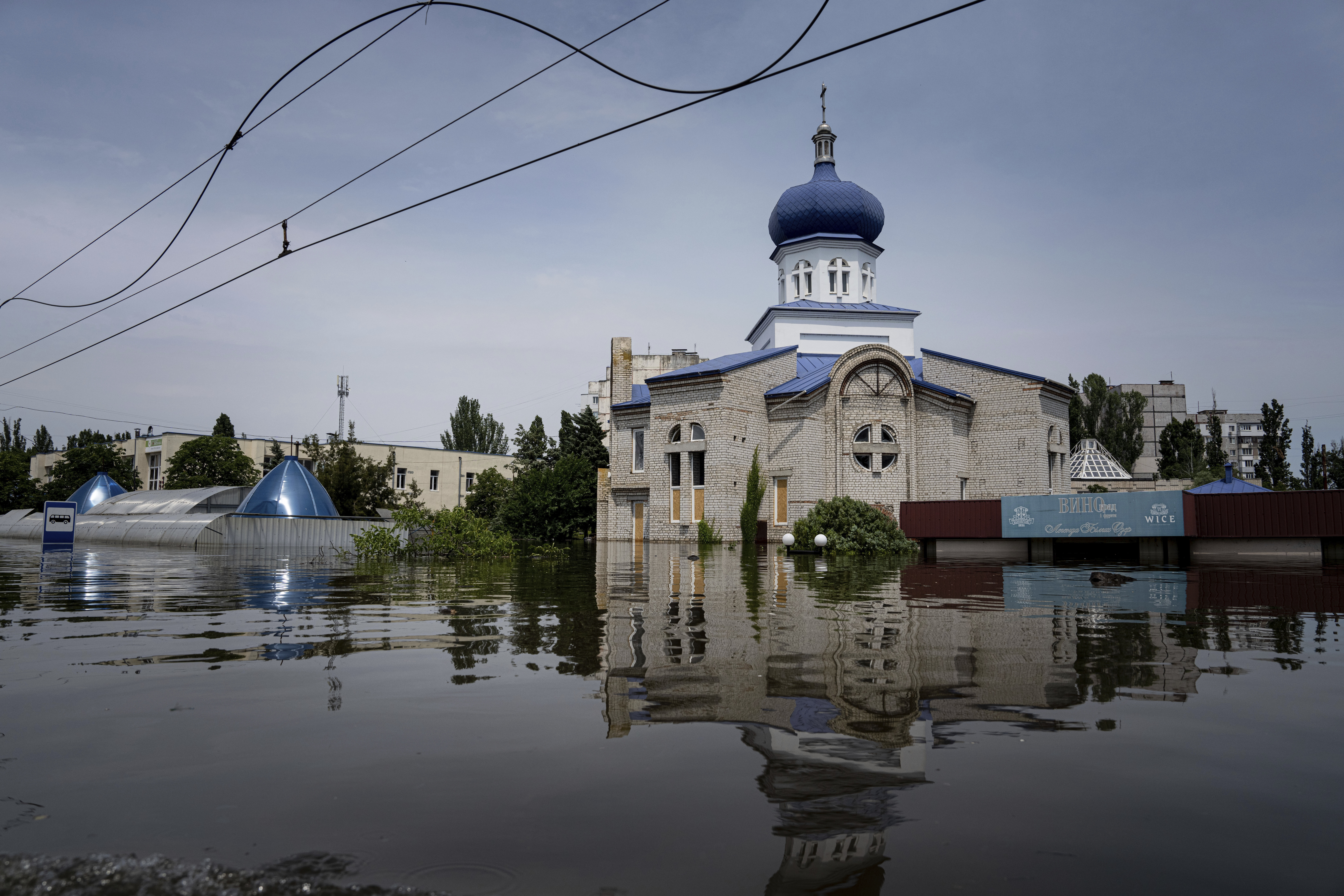 Una iglesia rodada de agua  (AP Foto/Evgeniy Maloletka)