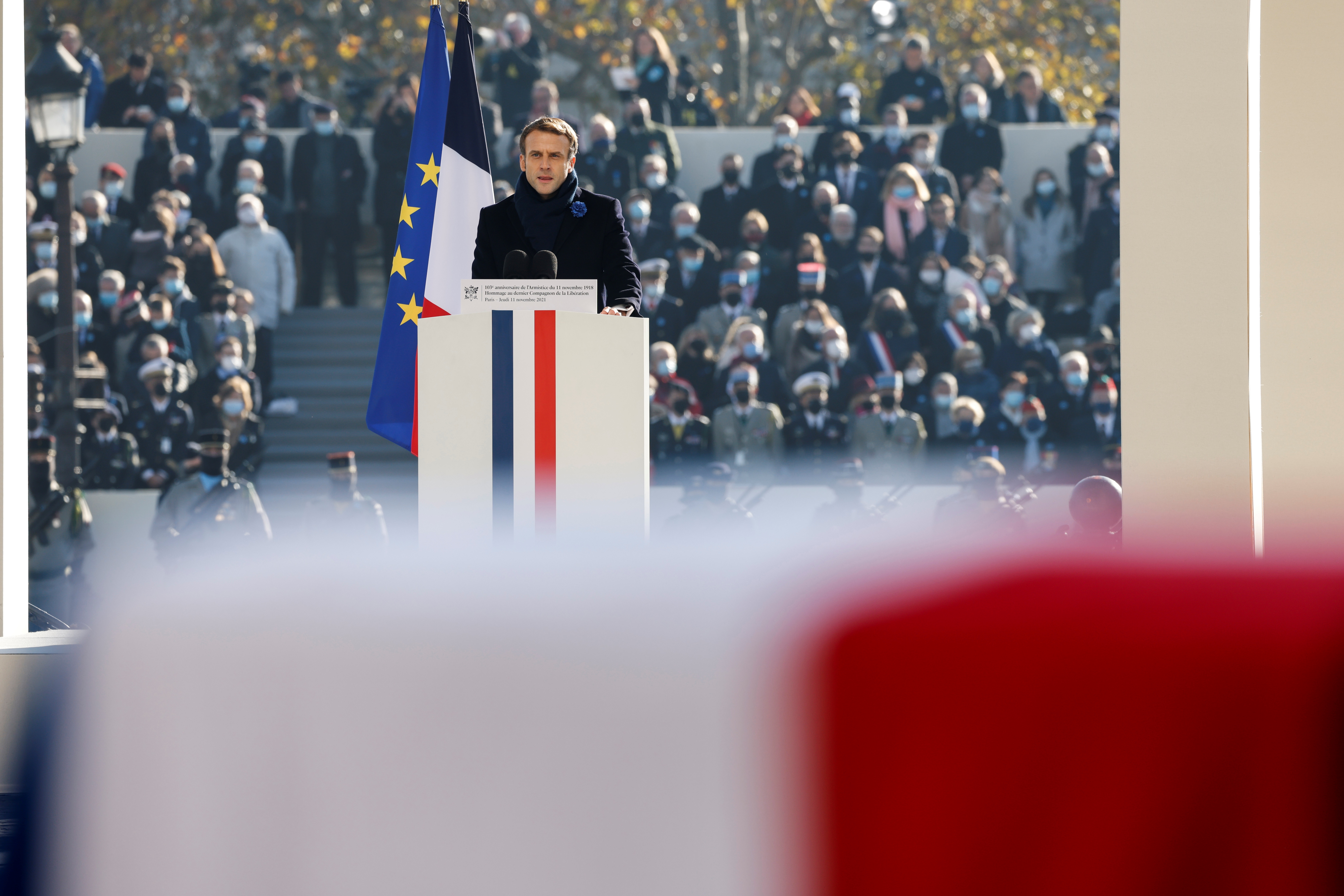 Le bleu entre les drapeaux de l'UE et de la France est désormais différent (Photo: Reuters)