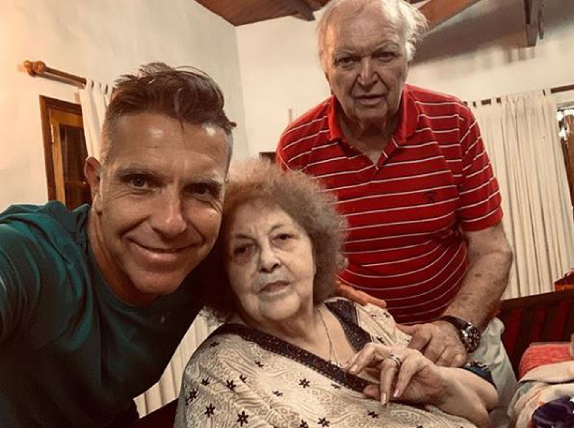 Alejandro con sus padres. En el 2020 falleció Jorge Fantino, y el conductor compartió su dolor en su programa: “Estoy absolutamente destrozado, triste y roto por dentro”