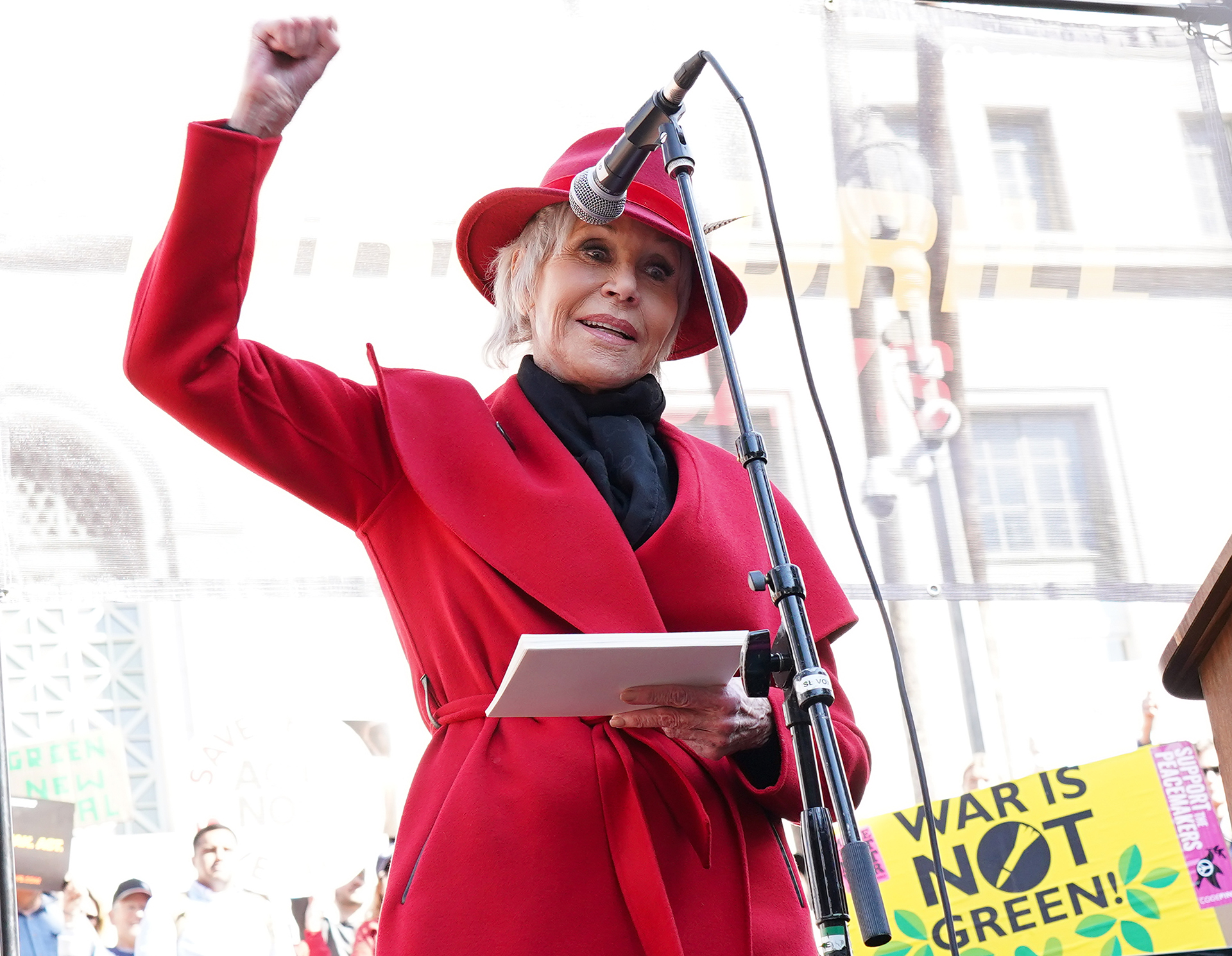 En 2019, habiendo pasado ya sus 80 años, se decidió a ir presa cada viernes con el mismo tapado rojo para protestar por el cambio climático (Rachel Luna/Getty Images)