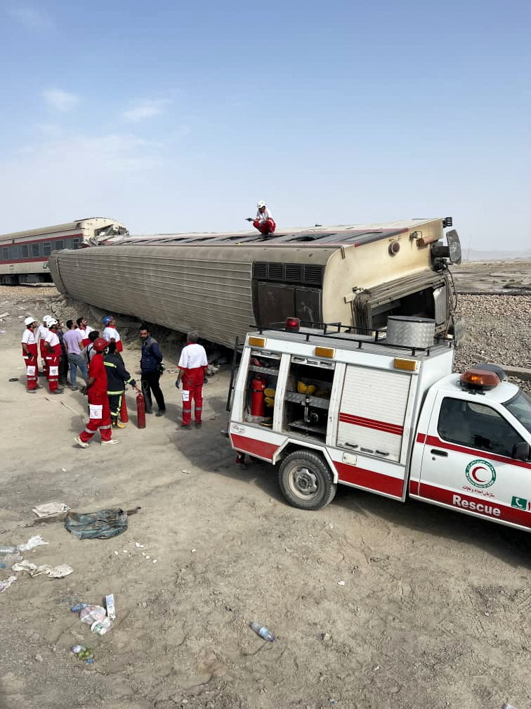  Equipos de rescatistas con ambulancias y helicópteros se desplazaron hasta la remota zona, donde las comunicaciones son malas. Más de una docena de personas estaban en estado crítico y algunas fueron trasladadas a hospitales locales, indicaron las autoridades. Iranian Red Crescent/WANA (West Asia News Agency)/Handout via REUTERS 