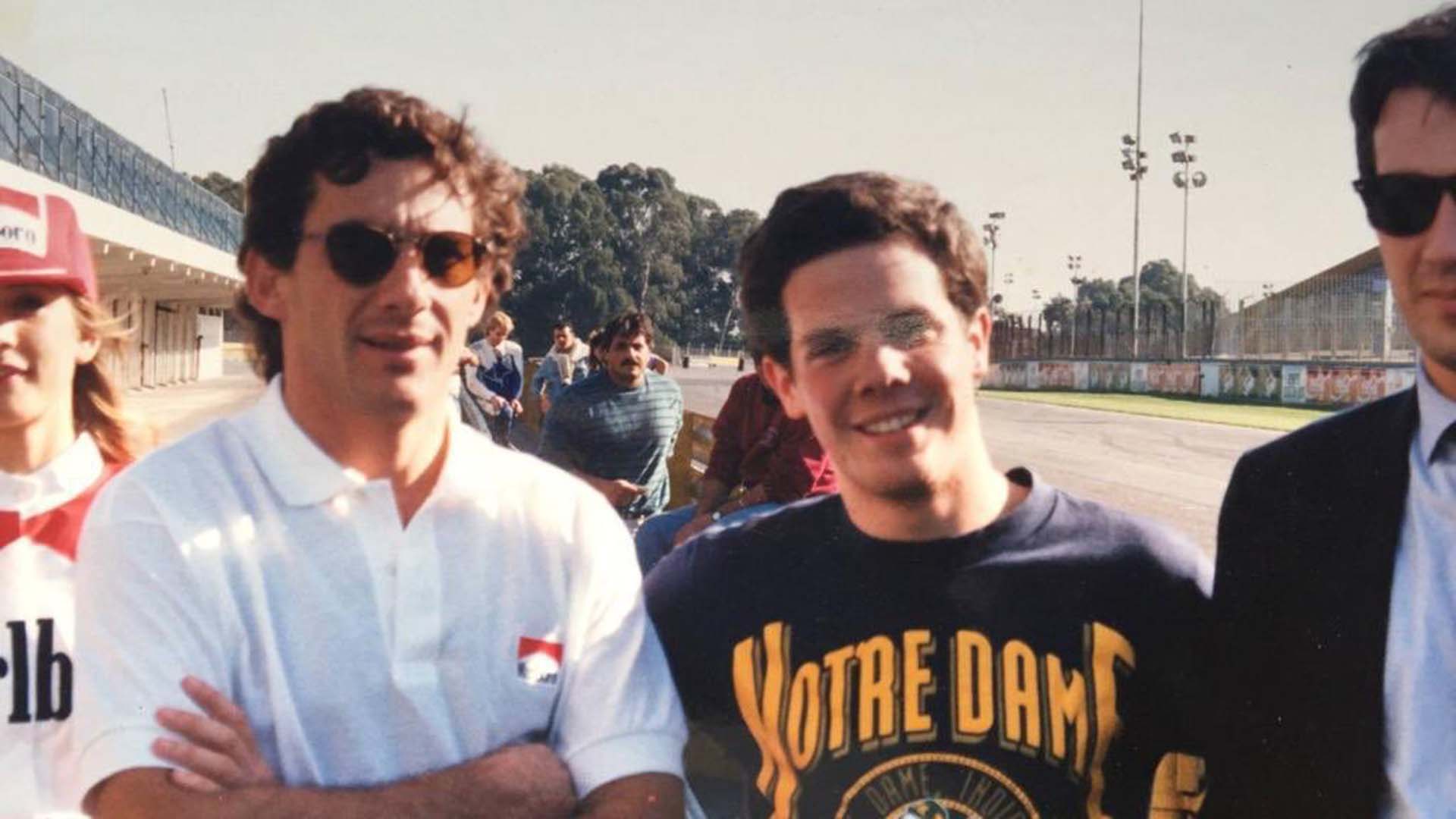 Ayrton Senna, el día que conoció el Autódromo de Buenos Aires, en 1993. Fue su única visita. A su izquierda, Martín Salaverry hijo y asoma Felipe McGough (Crédito: Felipe McGough)