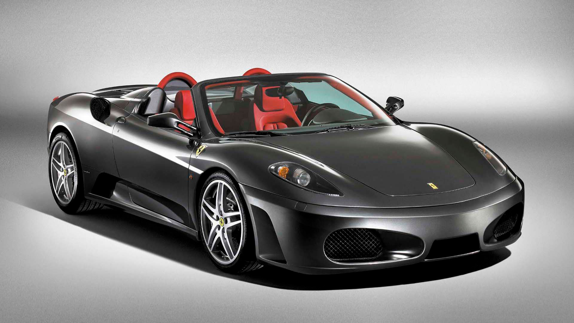 El deportivo que todos quieren tener siempre es un Ferrari. Messi tuvo este F430 Spider de 500 CV entre los preferidos