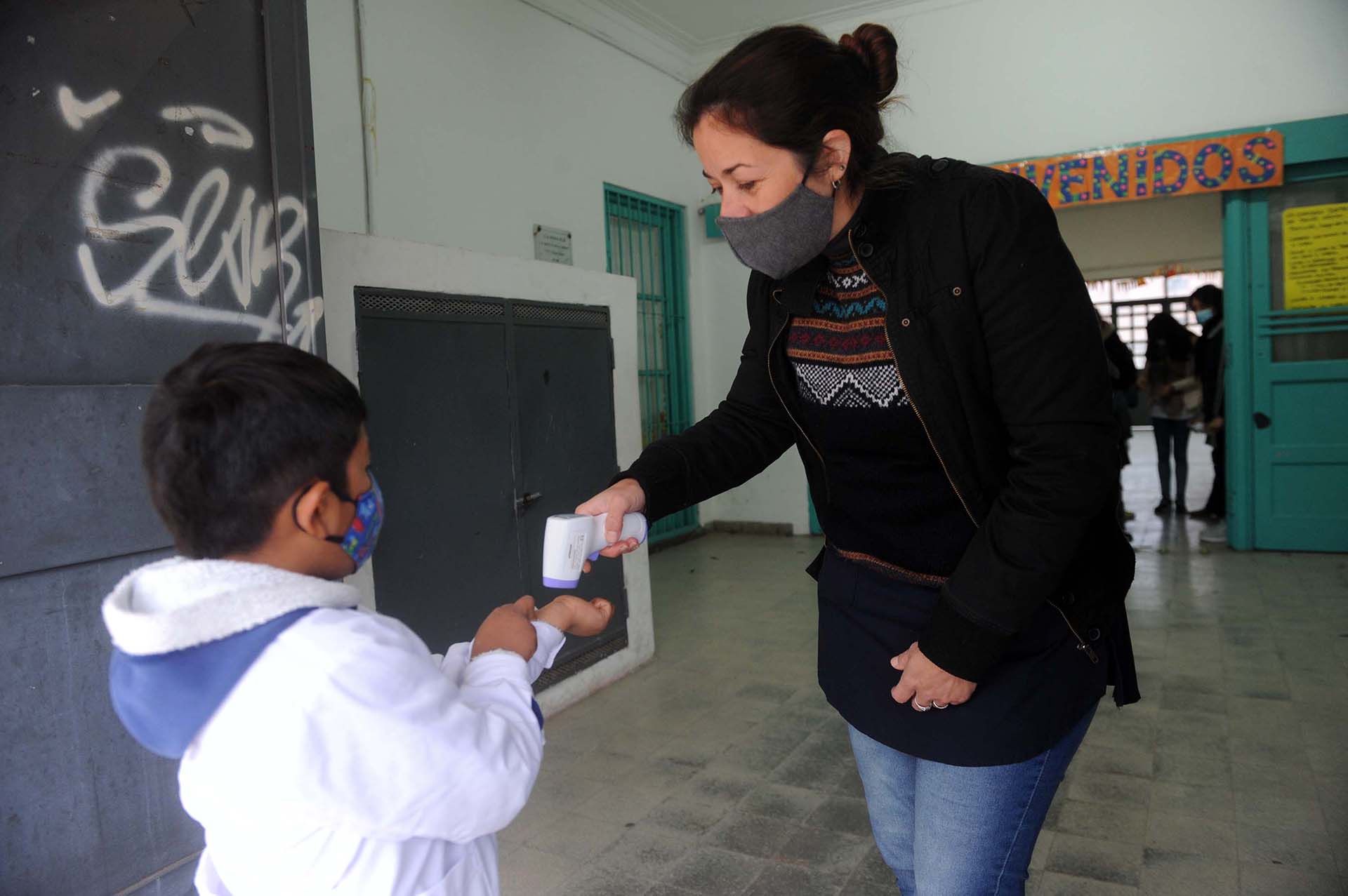 Control de temperatura al ingresar a una escuela de La Plata. Foto: Eva Cabrera
