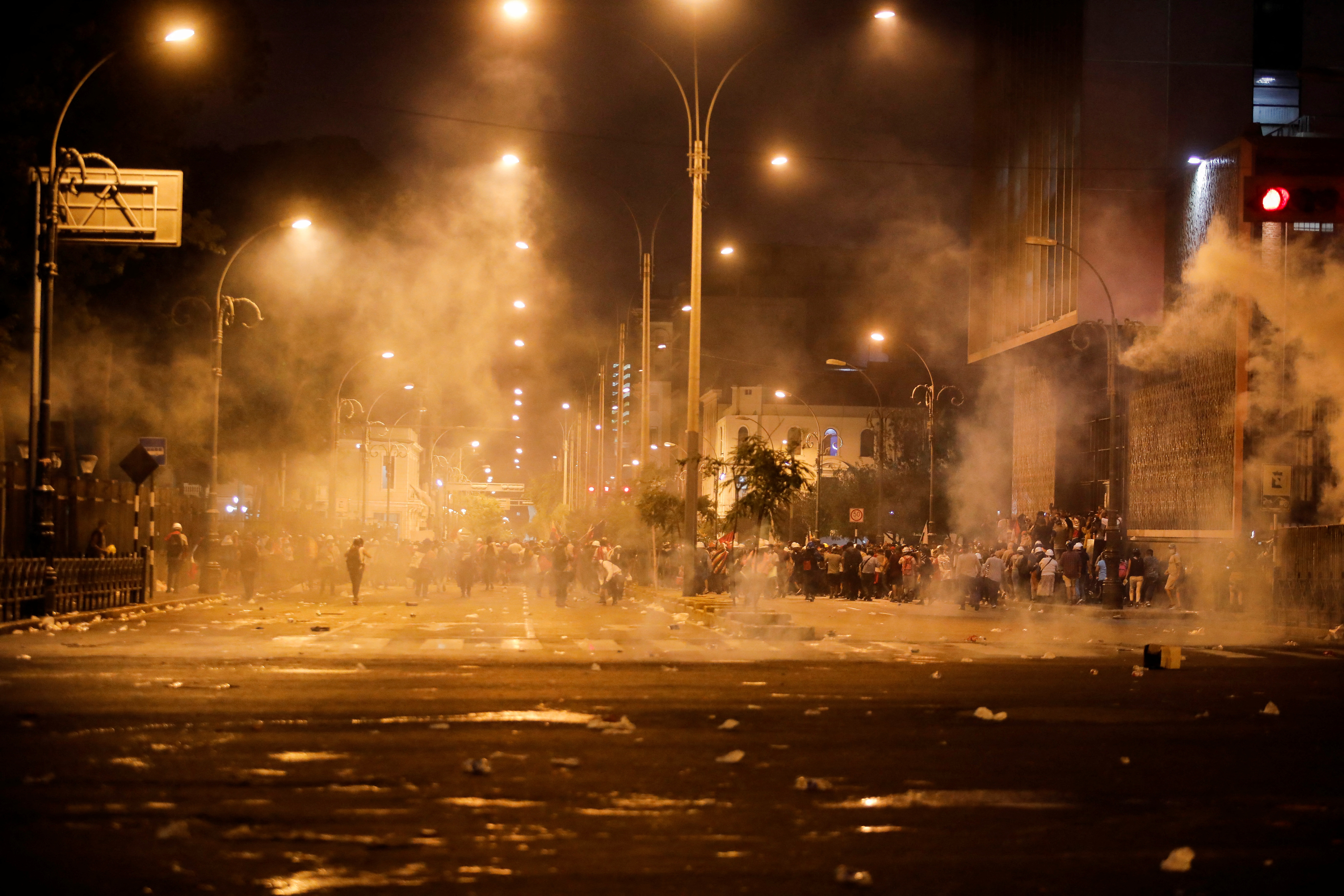 pasajeros tuvieron que ser evacuados ante los gases lacrimógenos. REUTERS/Sebastian Castaneda