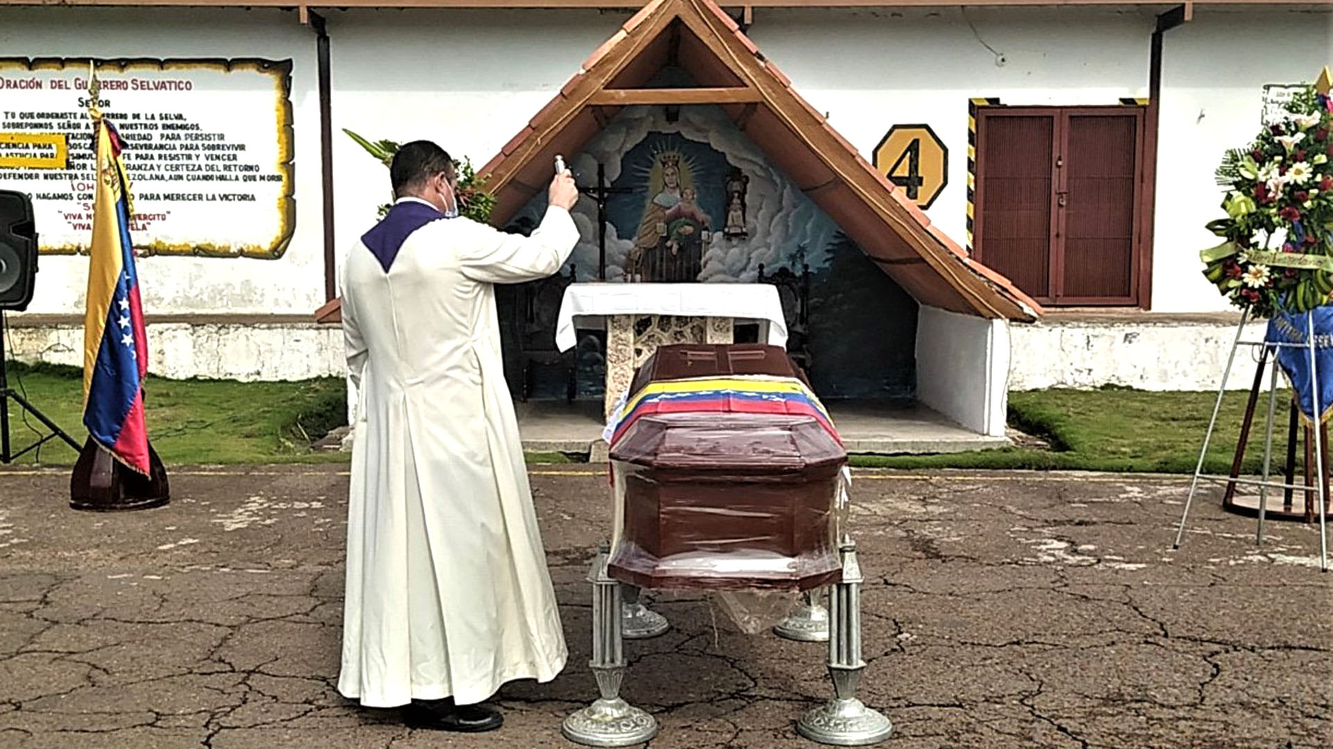 Un sacerdote ofrece las últimas exequias a uno de los soldados asesinados por las FARC en Apure