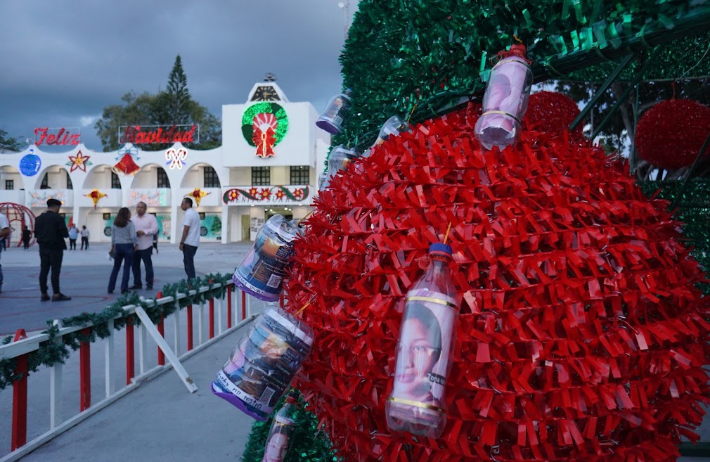 Nada que celebrar en Navidad: en Nayarit y Cancún recordaron a desaparecidos con fotos en árboles navideños