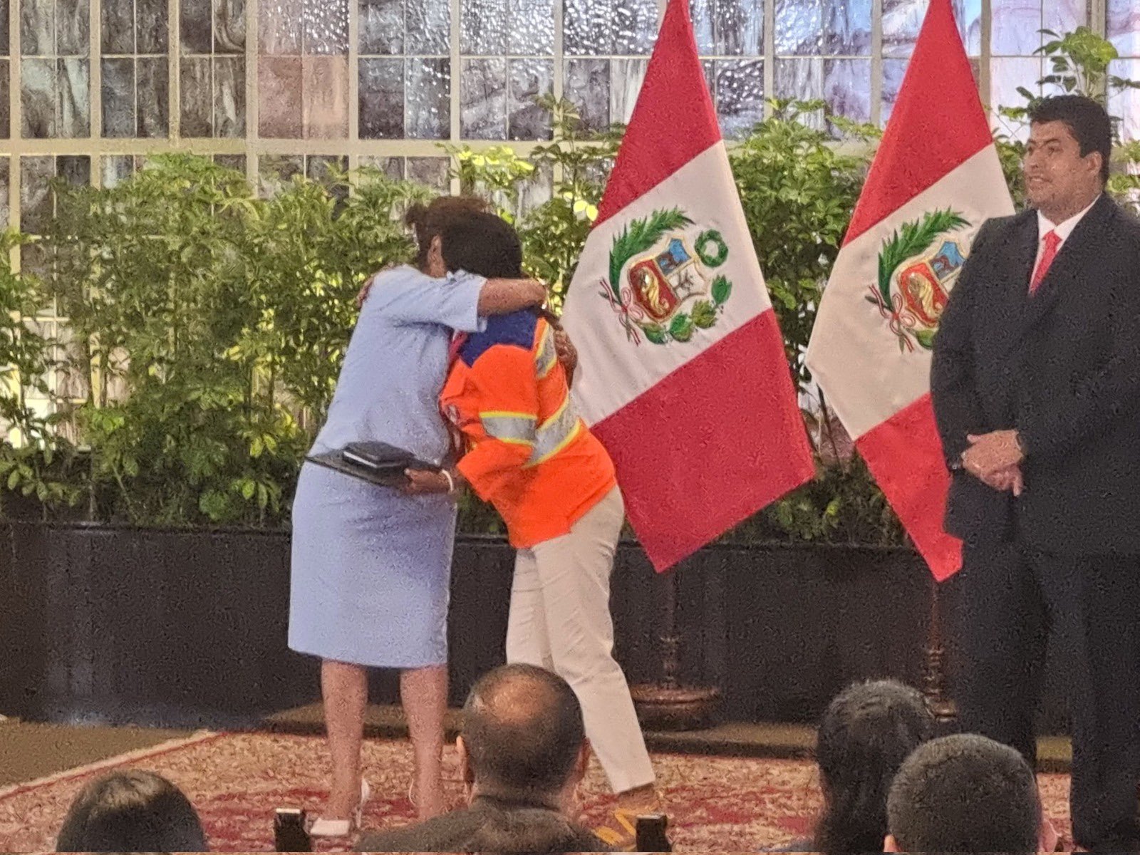 Abrazo muy peculiar entre la presidenta Boluarte y la congresista Isabel Cortez.