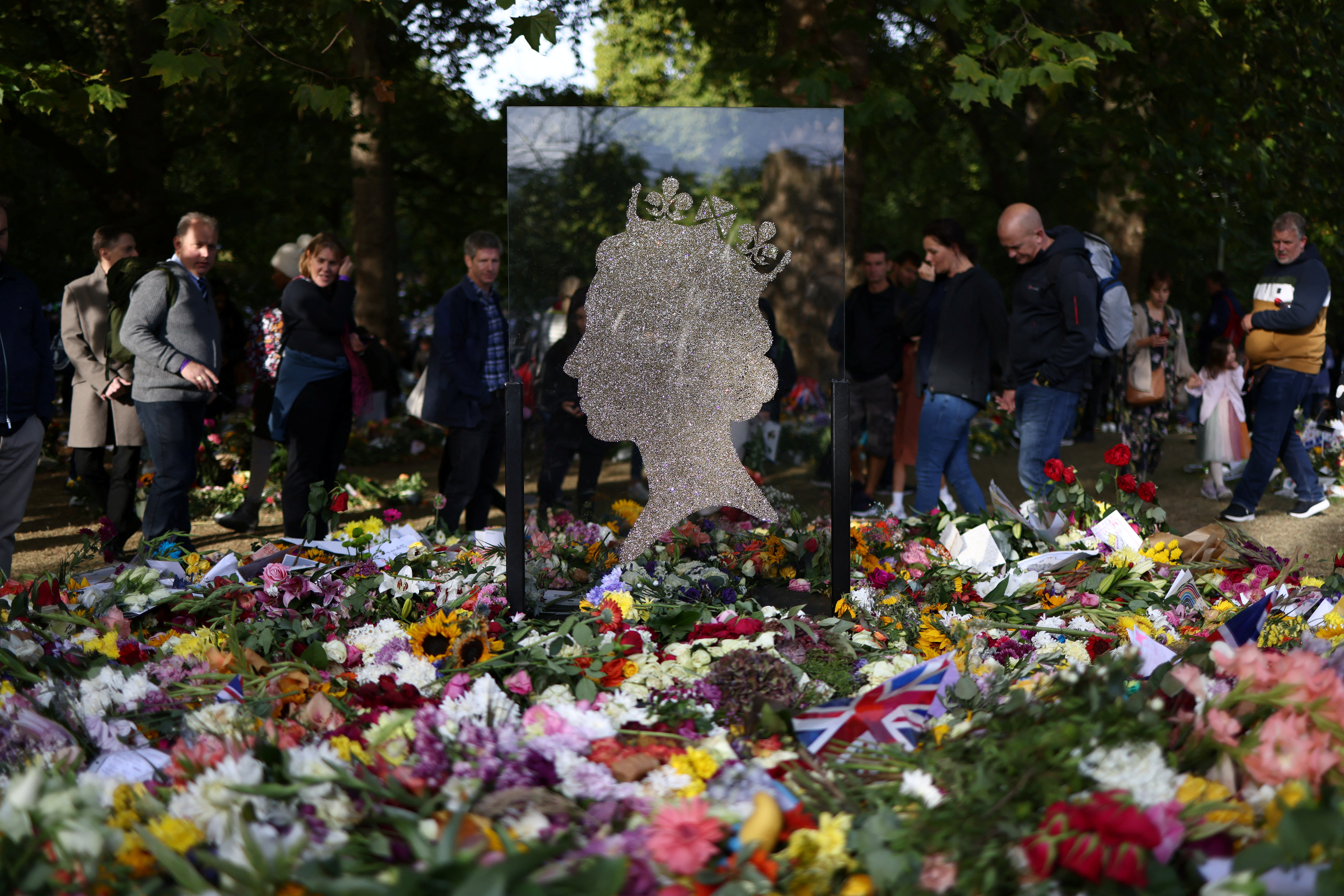los impactantes homenajes florales en Green Park tras la muerte de la reina Isabel de Inglaterra