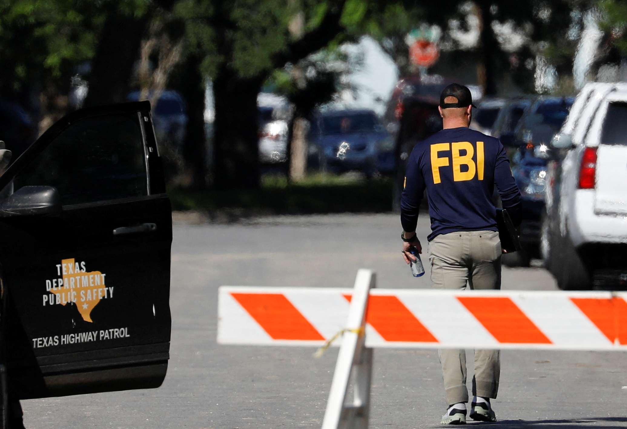 Un miembro del FBI camina afuera de la escuela primaria Robb, dos días después de que un hombre armado matara a diecinueve niños y dos adultos, en Uvalde, Texas, EEUU, el 26 de mayo de 2022. REUTERS/Marco Bello
