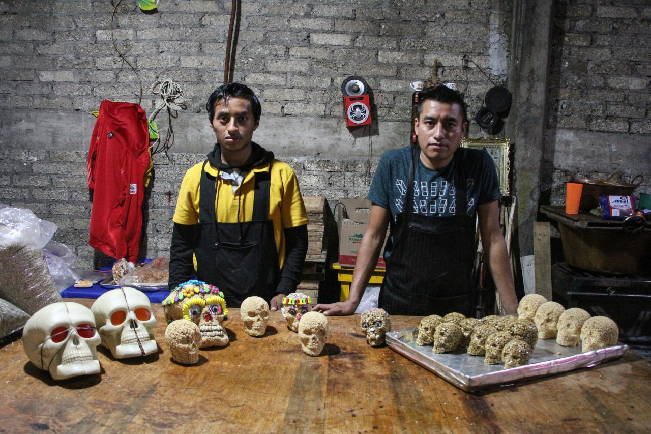Ricardo y Miguel, productores de dulces tradicionales en la alcaldía Xochimilco.