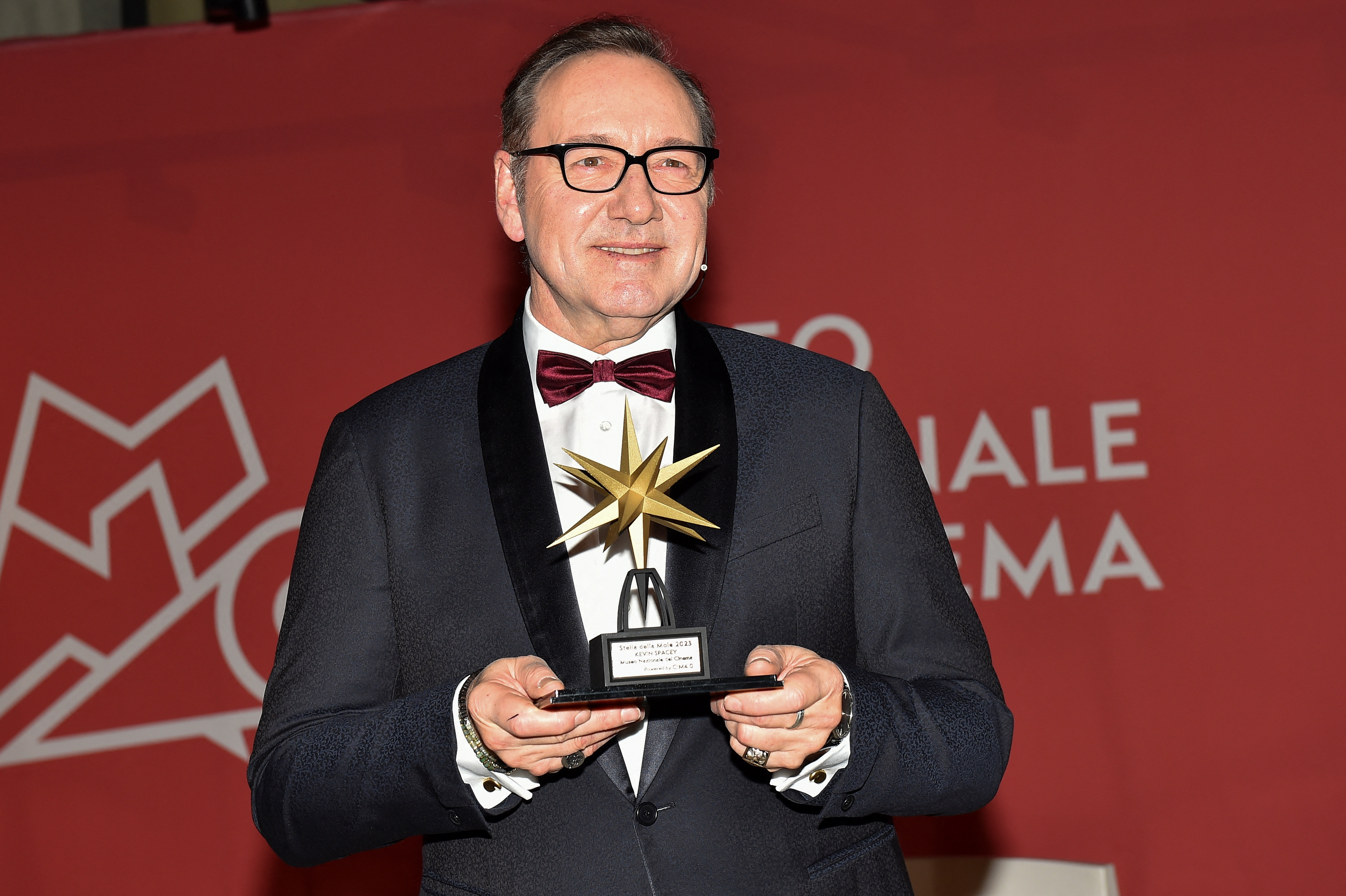 El actor ganador del Oscar Kevin Spacey posa mientras el Museo Nacional de Cine de Turín le otorga el "Premio Stella della Mole" en Turín, Italia, el 16 de enero de 2023 (Reuters)