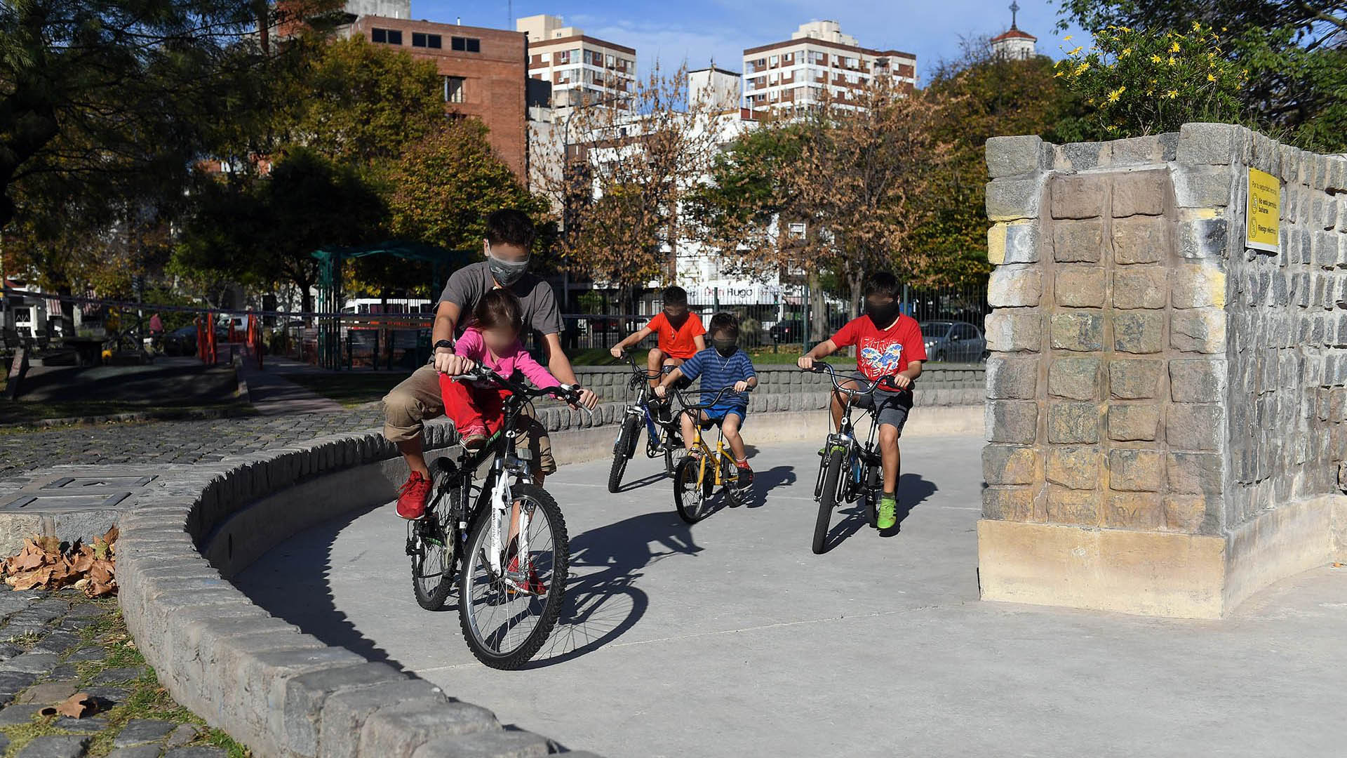 Los niños deberán estar acompañados por un adulto