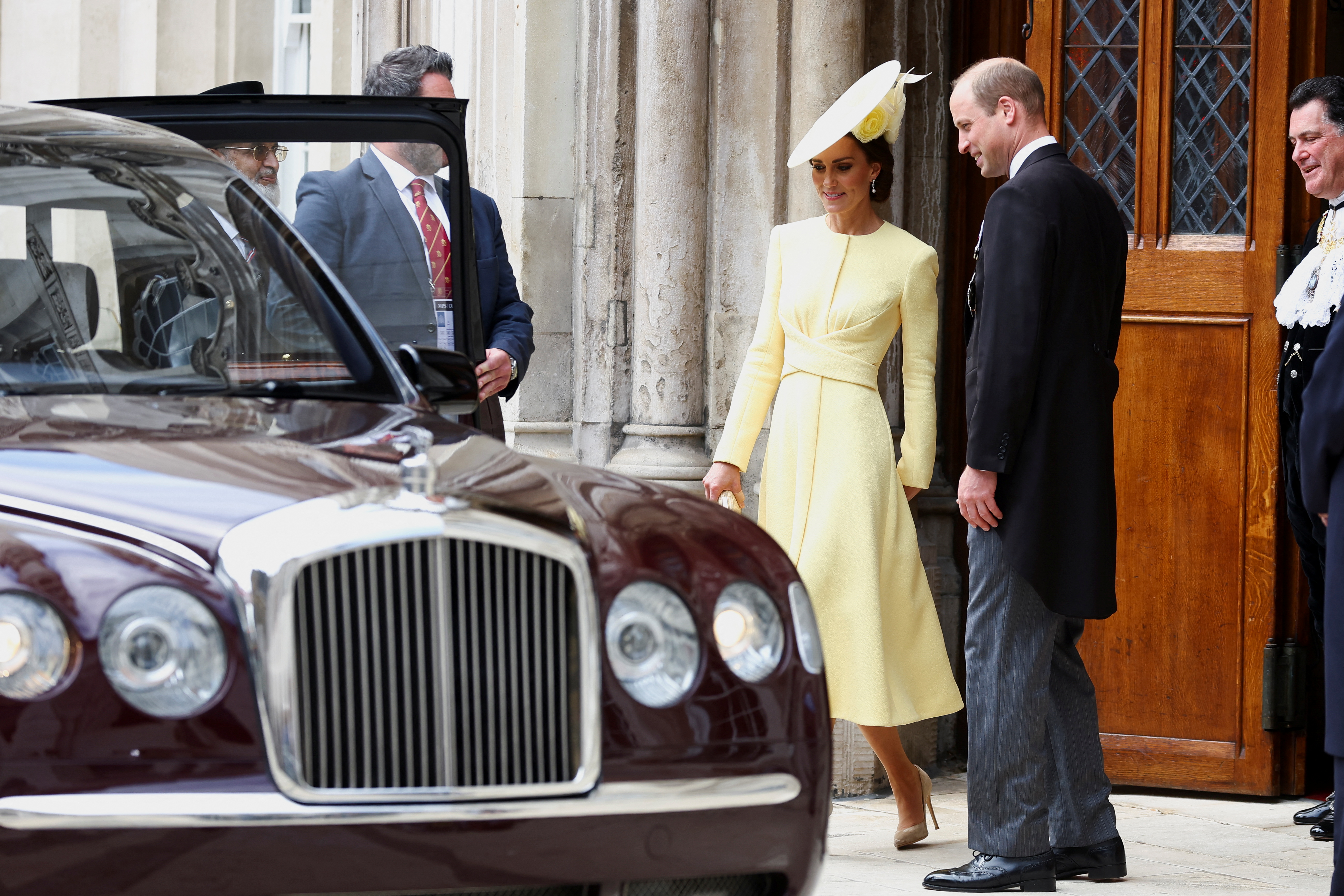 Kate, duquesa de Cambridge, y el príncipe William se marchan tras asistir a un almuerzo de recepción en el Guildhall de Londres mientras continúan las celebraciones del Jubileo de Platino de la Reina, en Londres, Gran Bretaña, el 3 de junio de 2022. REUTERS/Hannah McKay