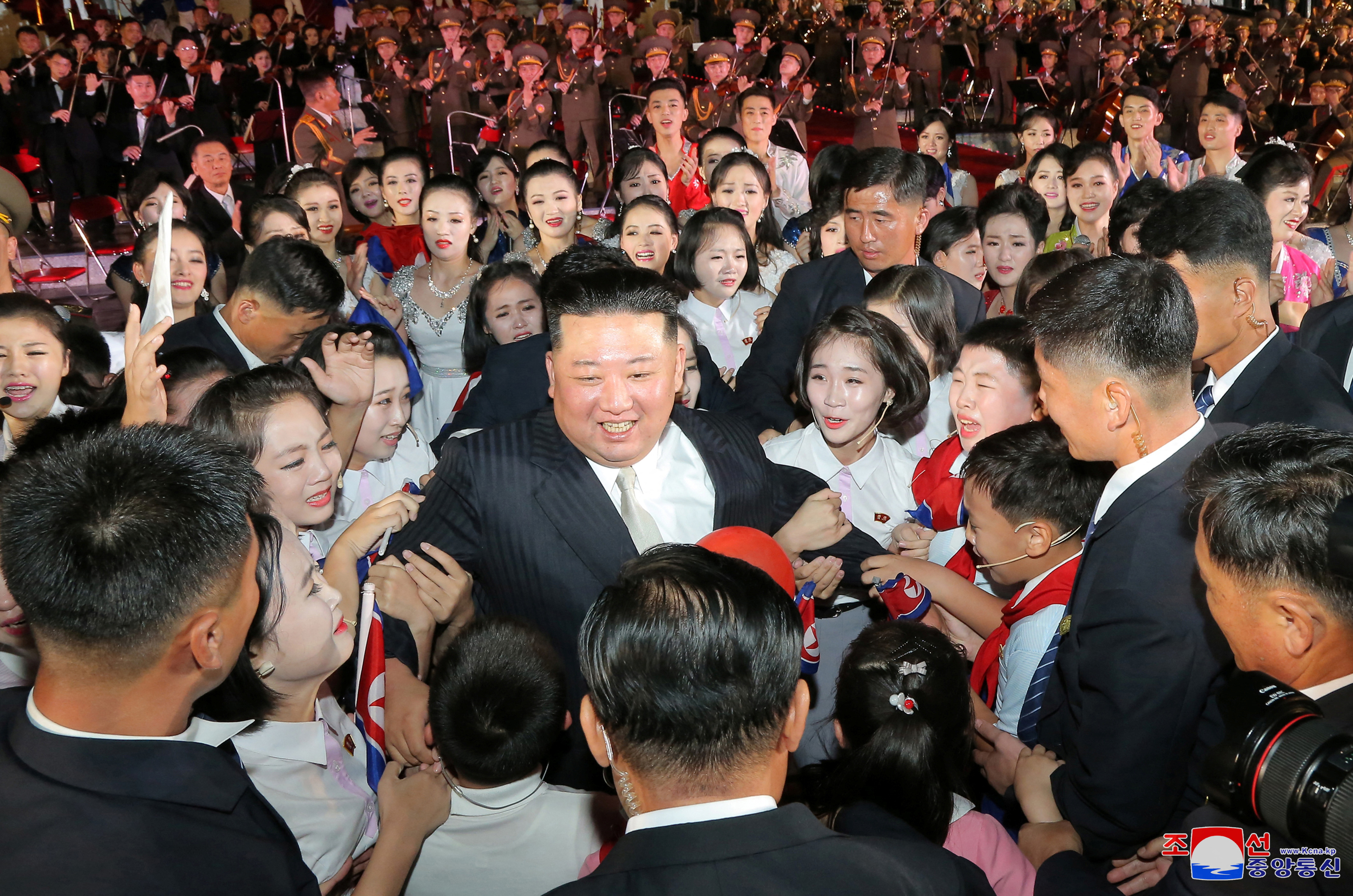 Kim Jong Un entre la multitud en las celebraciones por el 74º aniversario de la fundación de Corea del Norte, en Pyongyang, Corea del Norte. Agencia Central de Noticias de Corea del Norte (KCNA) el 9 de septiembre de 2022. KCNA vía REUTERS