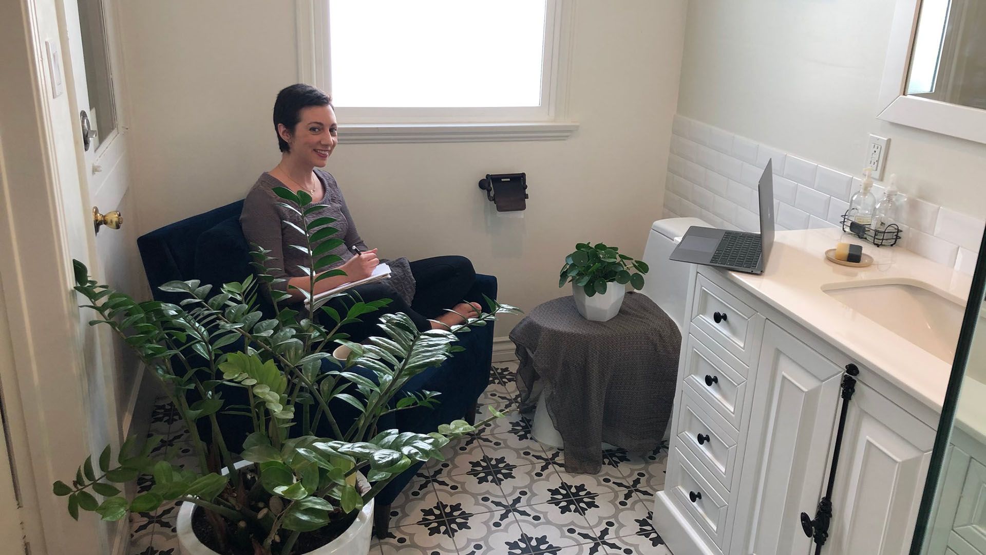 Saba Lurie opera su consultorio privado de psicoterapia desde el baño de su casa en Los Ángeles (vía Saba Lurie vía The New York Times)