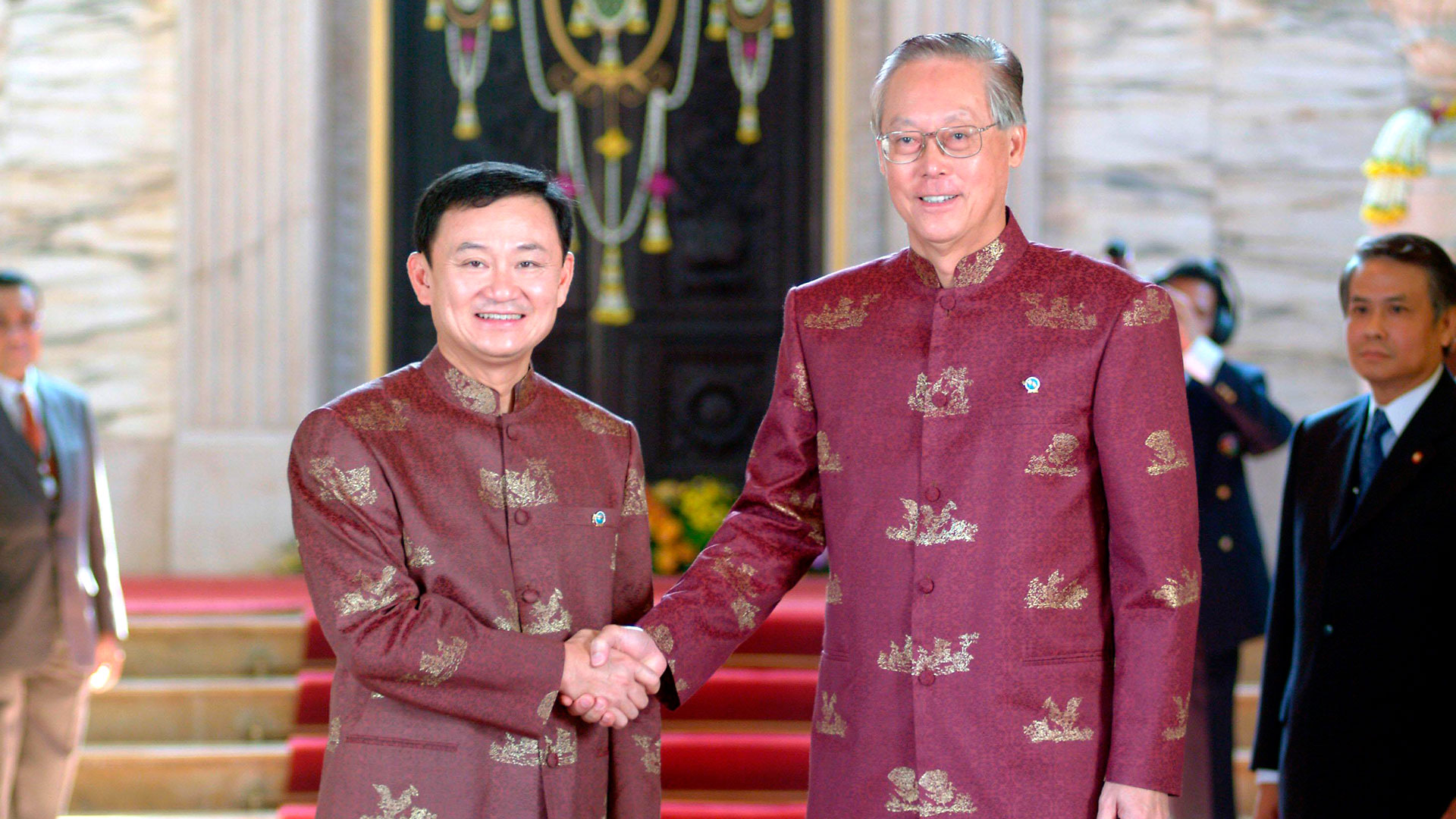 A la izquierda, el primer ministro de Tailandia, Thaksin Shinawatra, saludando su par de Singapur, Goh Chok Tong, en el Salón del Trono de Ananta Samakhon, el 21 de octubre de 2003 en Bangkok (Shutterstock)
